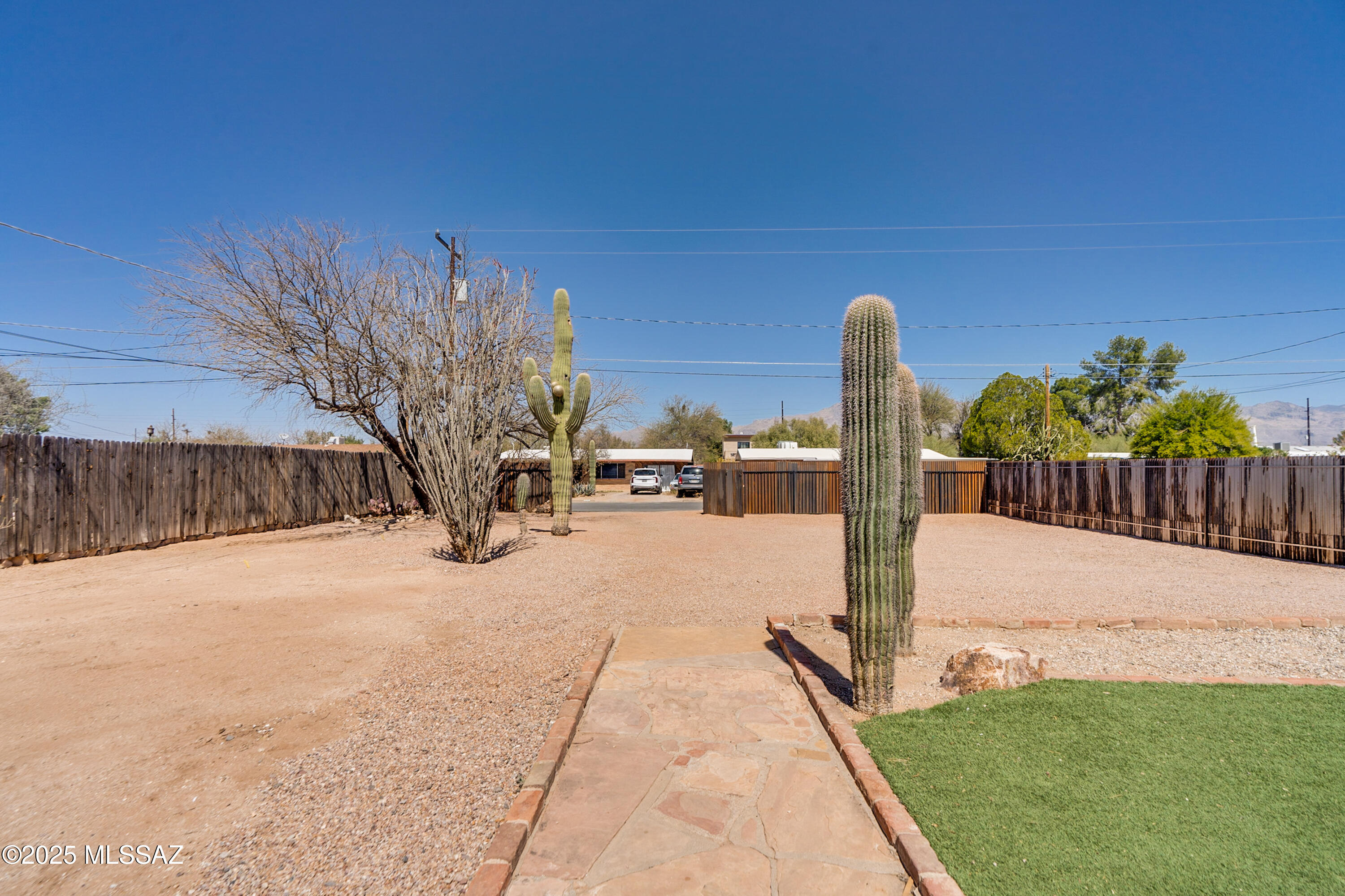 3202 E Almartin Street