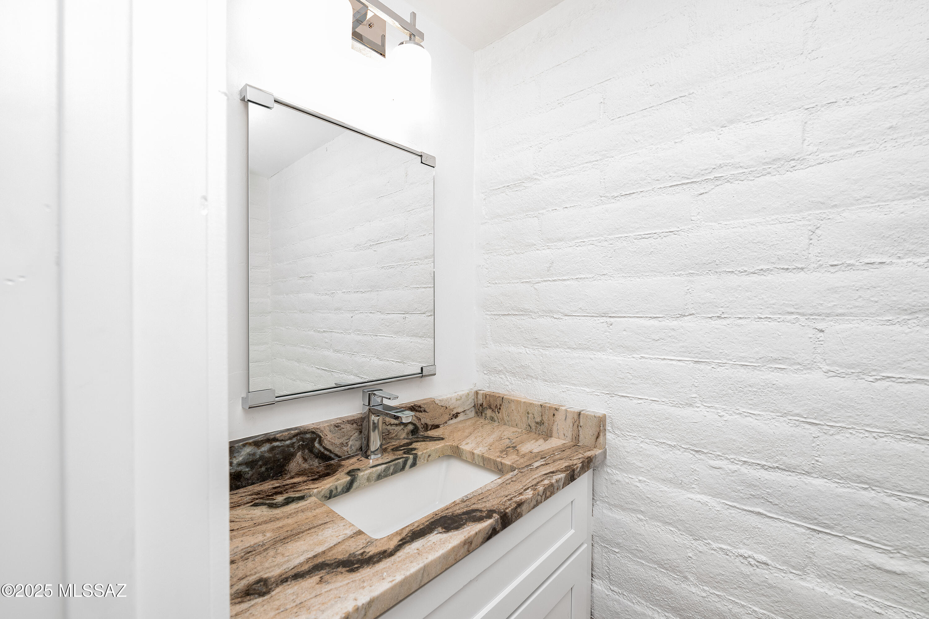 2875 N Tucson Boulevard N Unit: APT 5