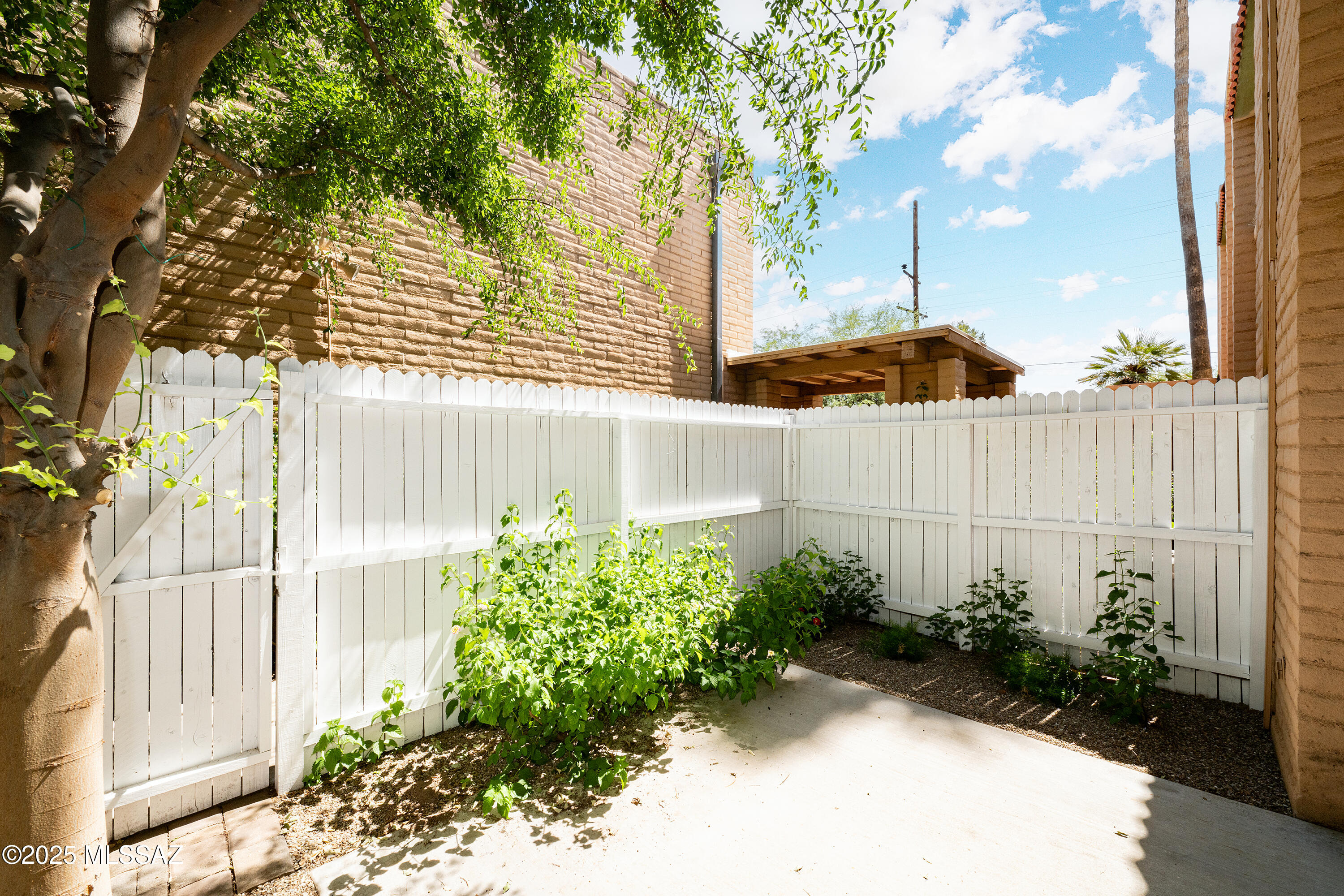 2875 N Tucson Boulevard N Unit: APT 5