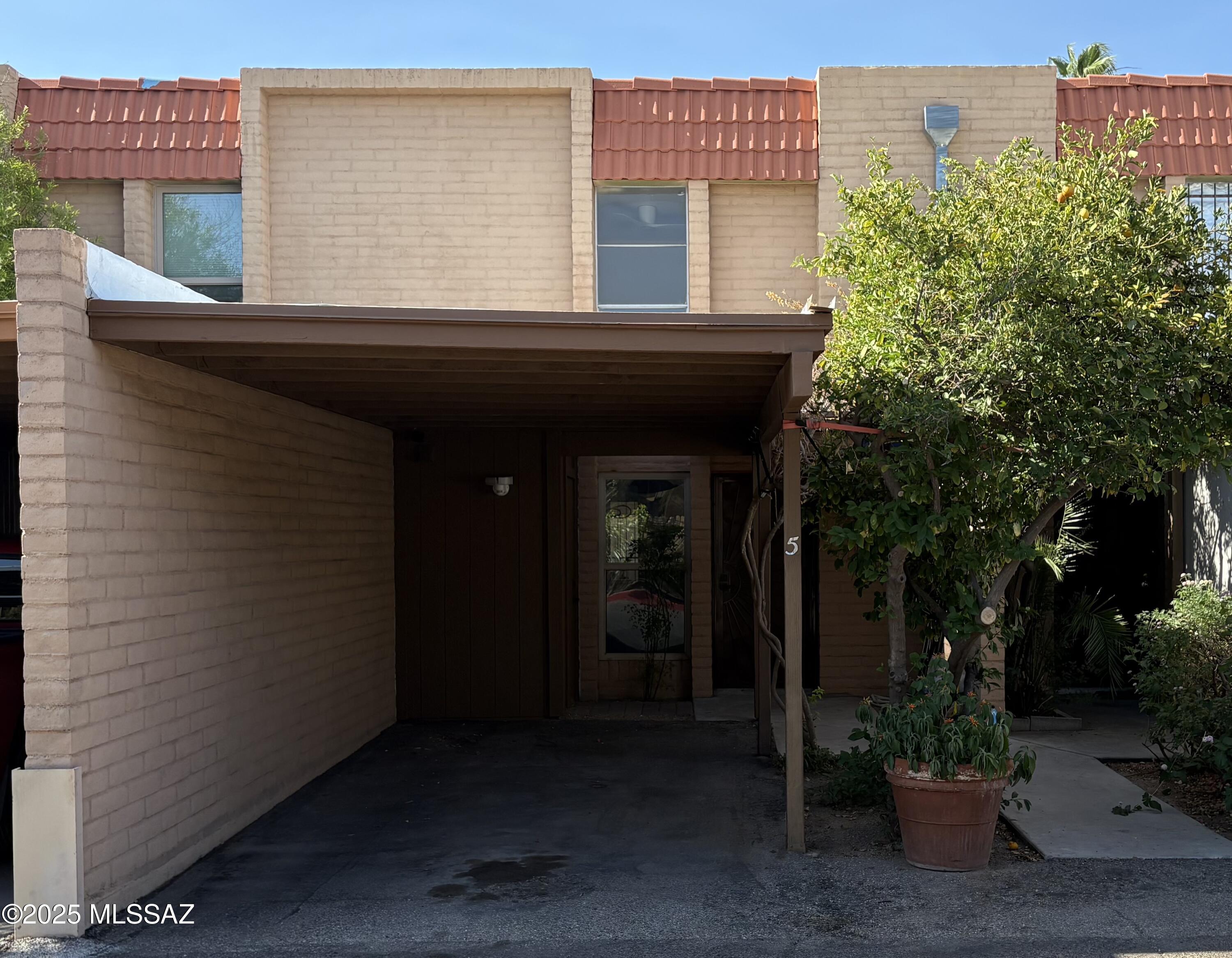 2875 N Tucson Boulevard N Unit: APT 5