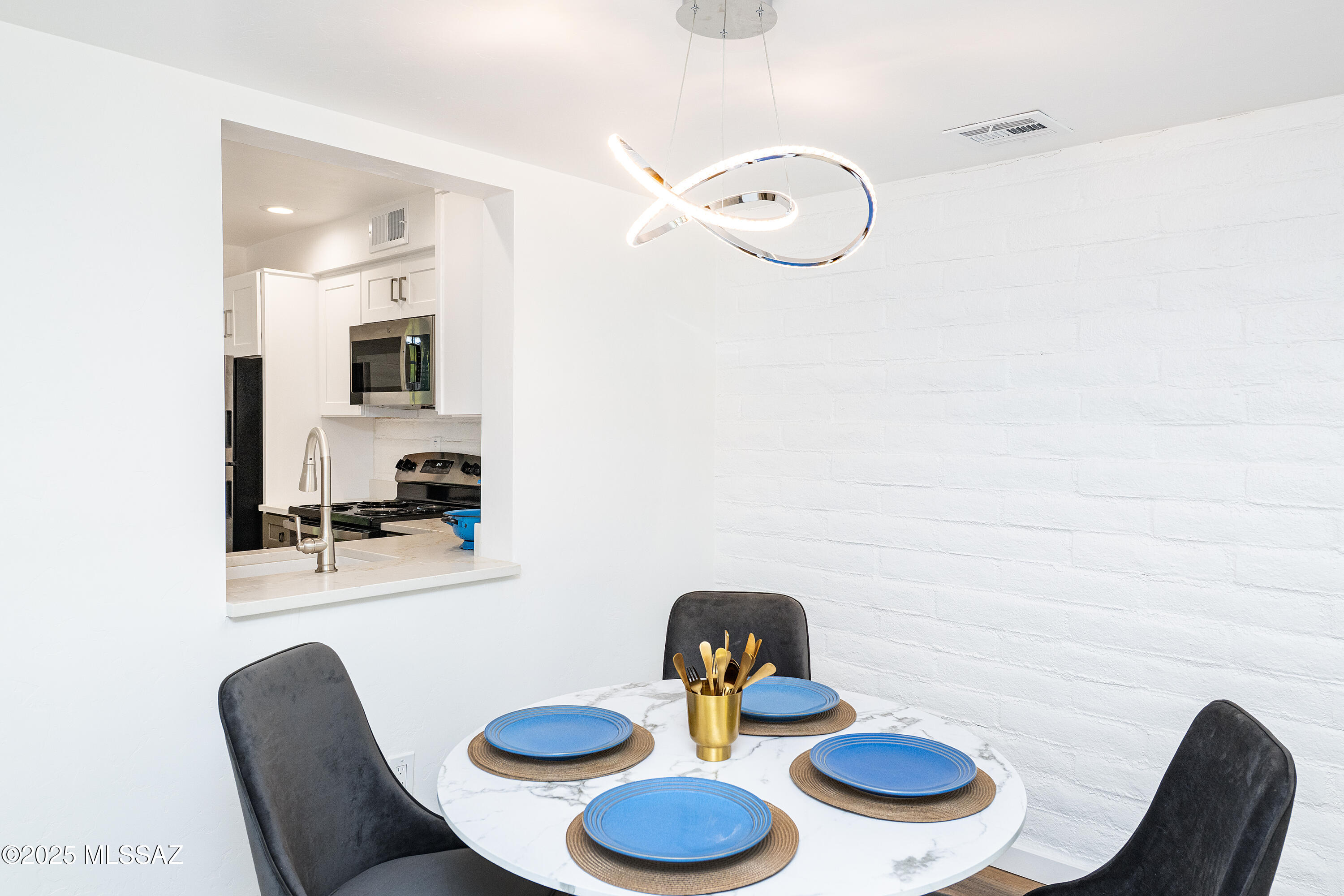 2875 N Tucson Boulevard N Unit: APT 5