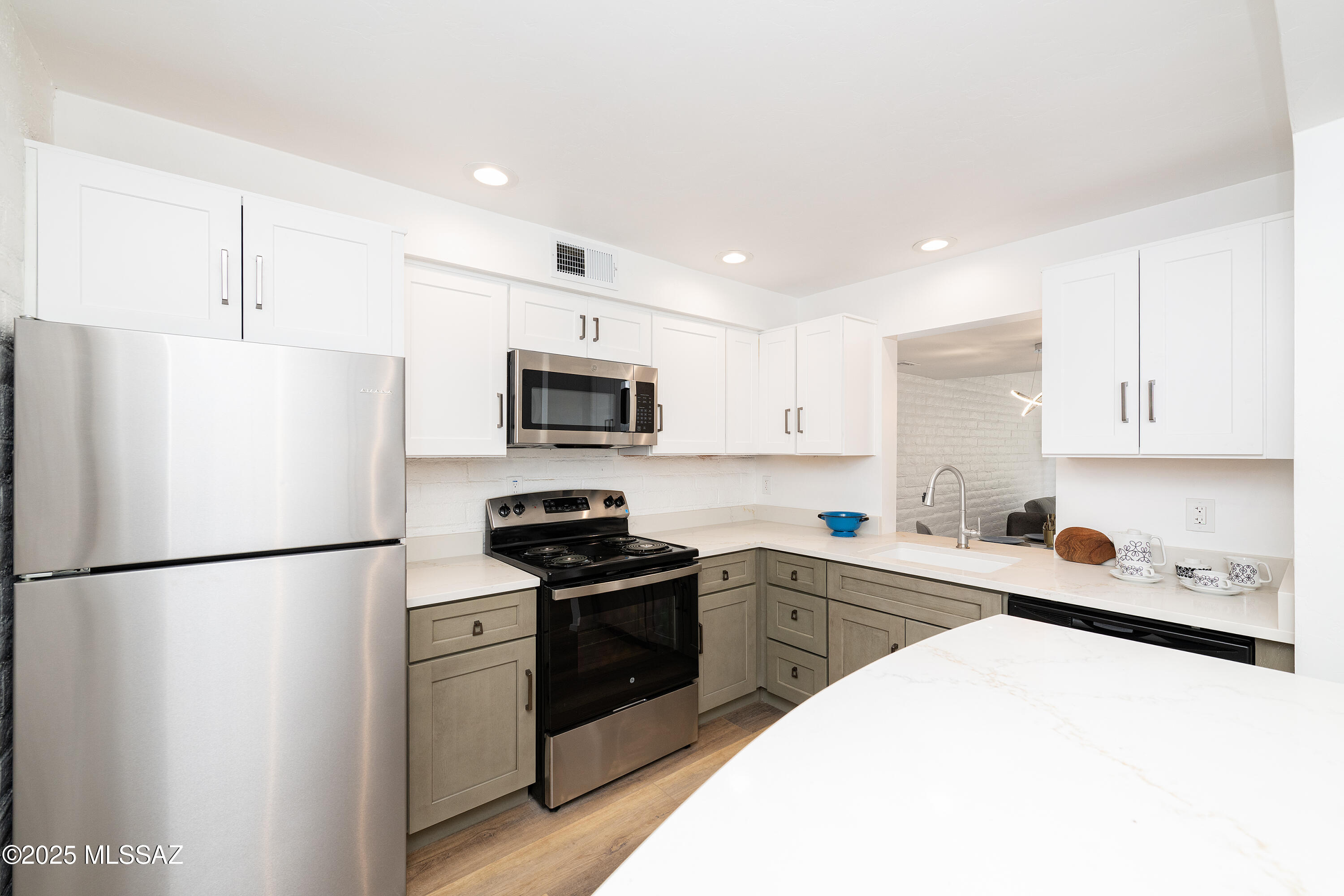 2875 N Tucson Boulevard N Unit: APT 5