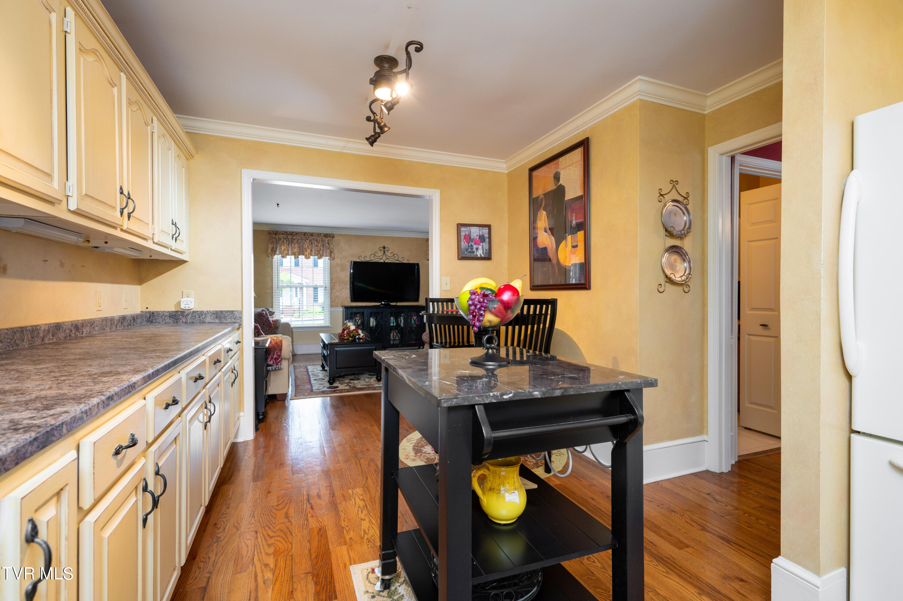 2734 East Oakland Avenue 29