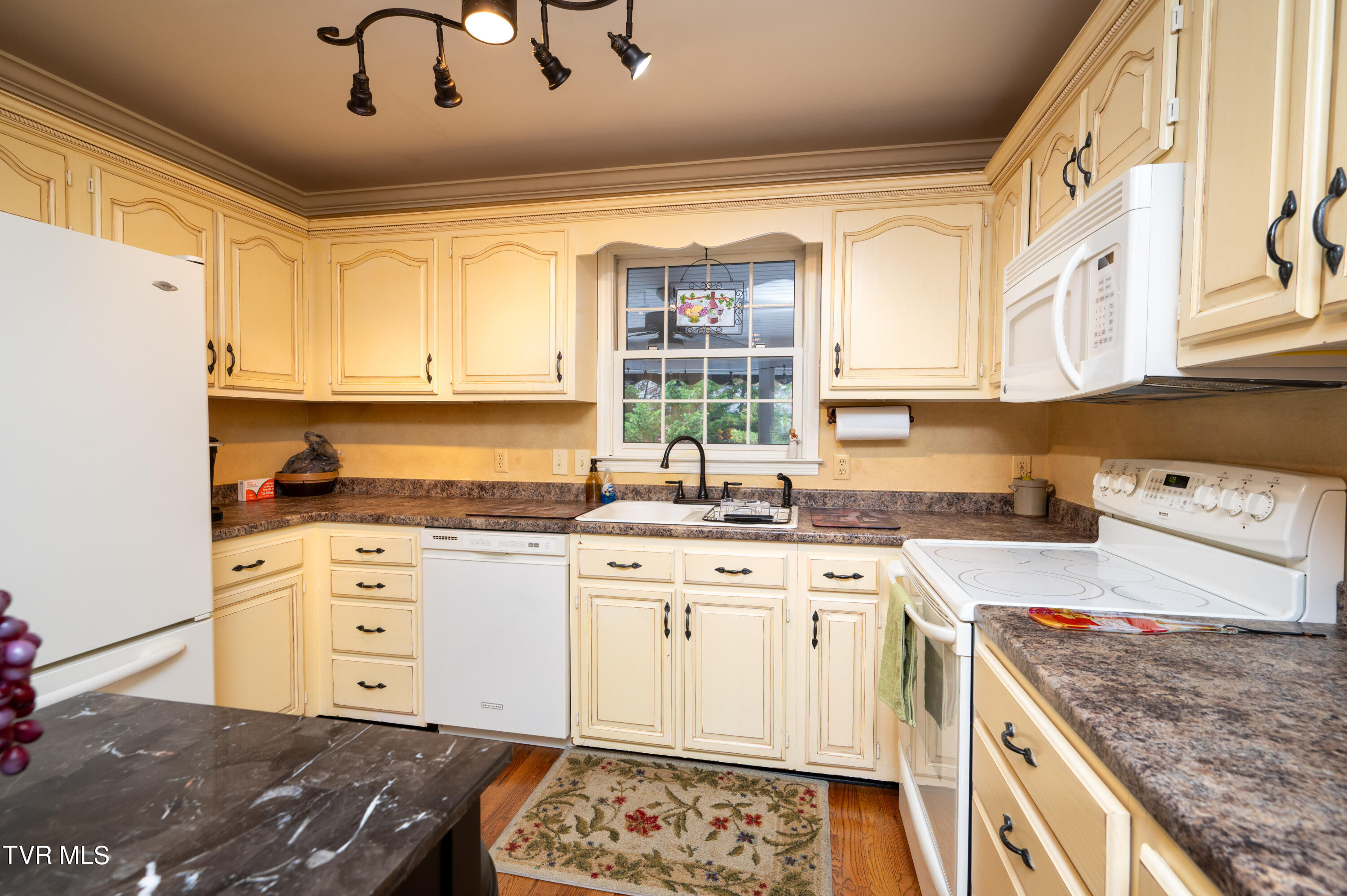 2734 East Oakland Avenue 29