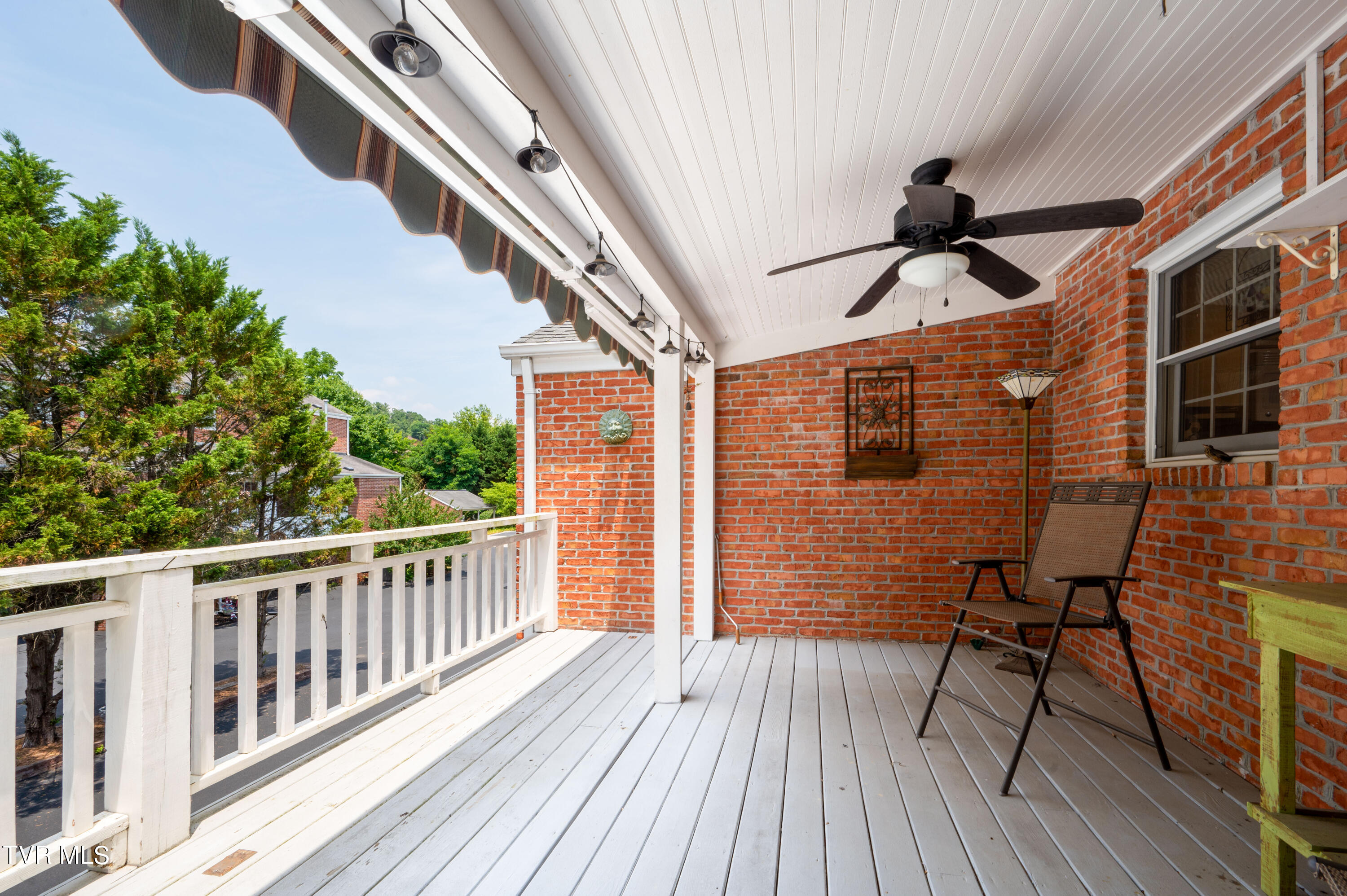 2734 East Oakland Avenue 29