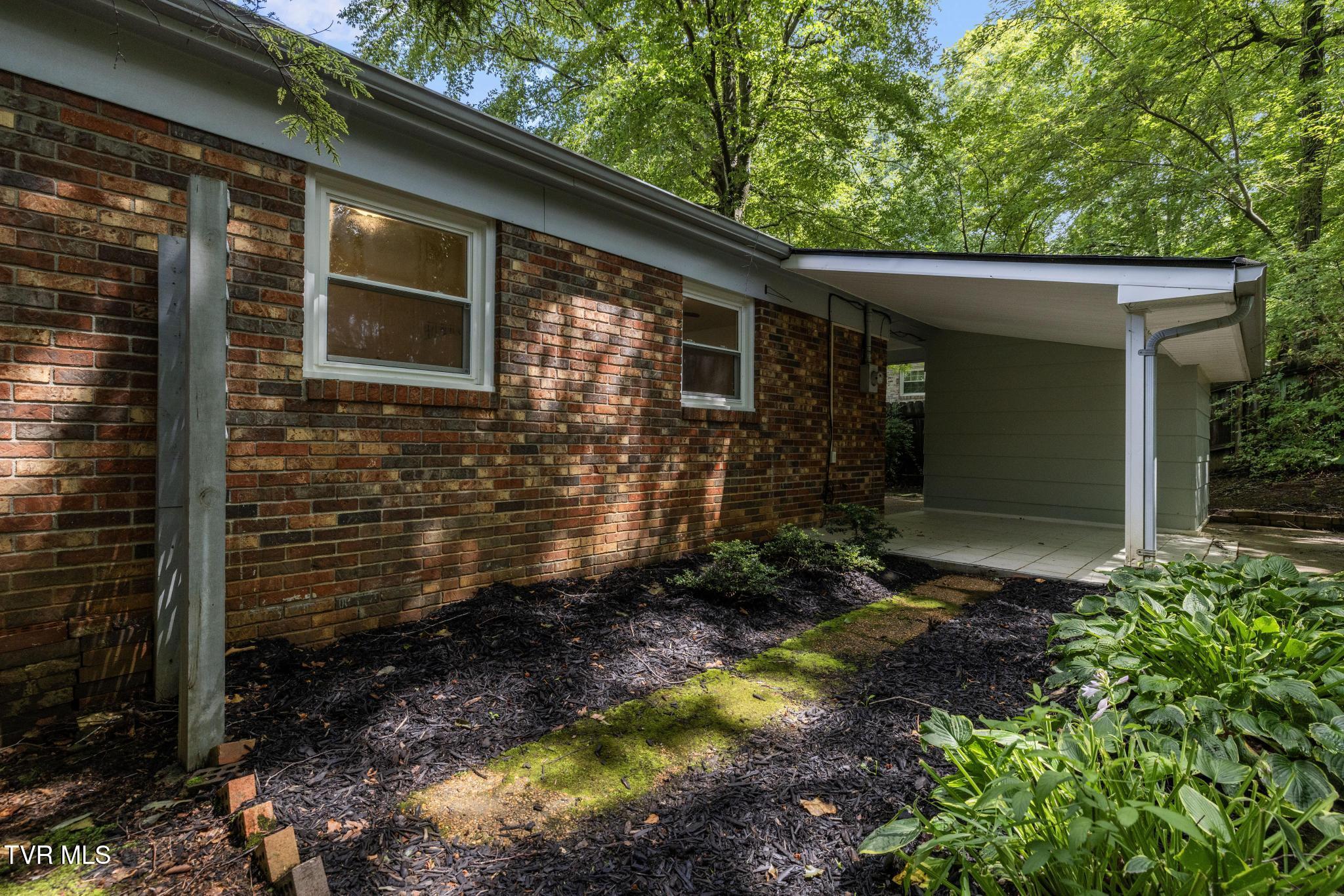 1813 Brook Hollow Road