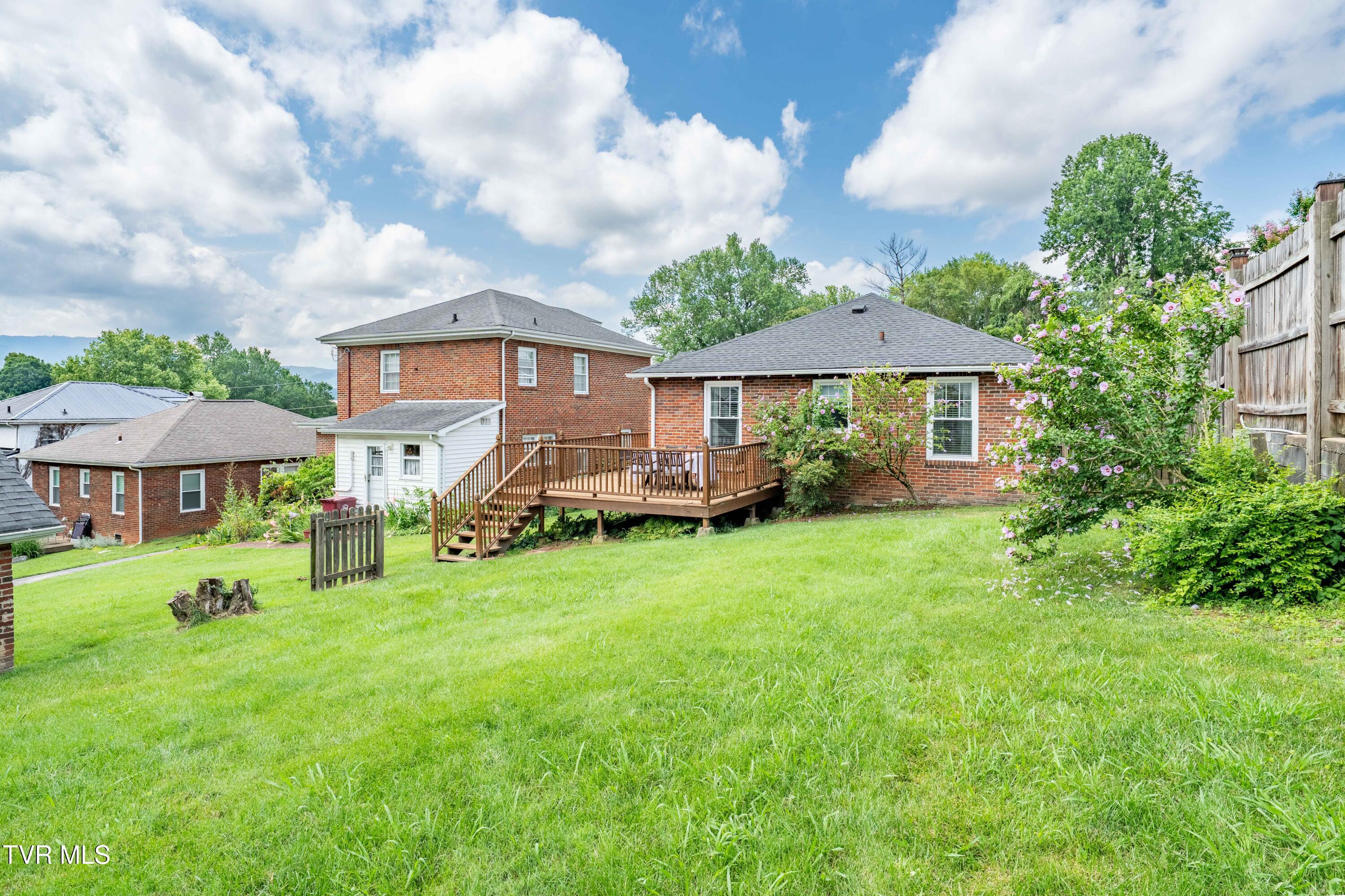 922 West Hillcrest Drive