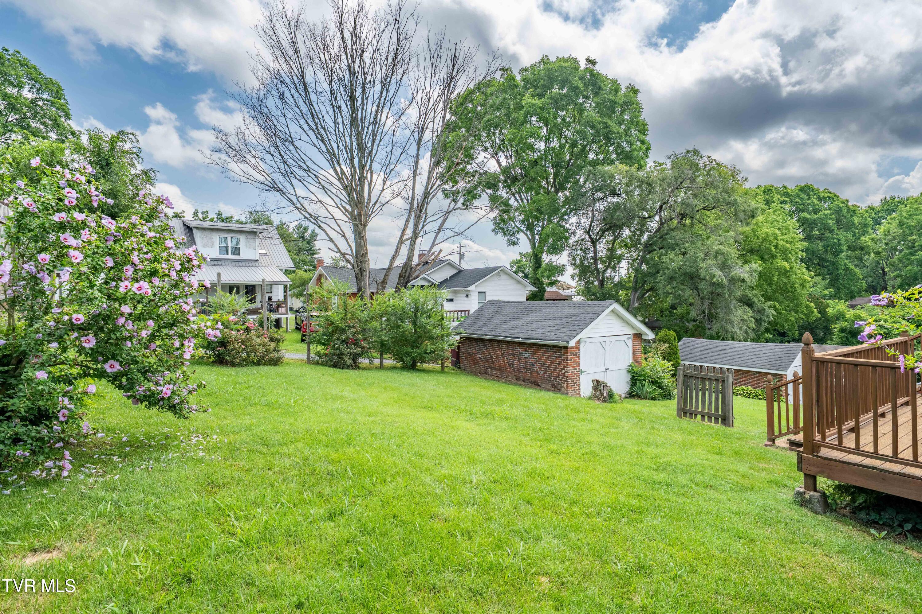 922 West Hillcrest Drive