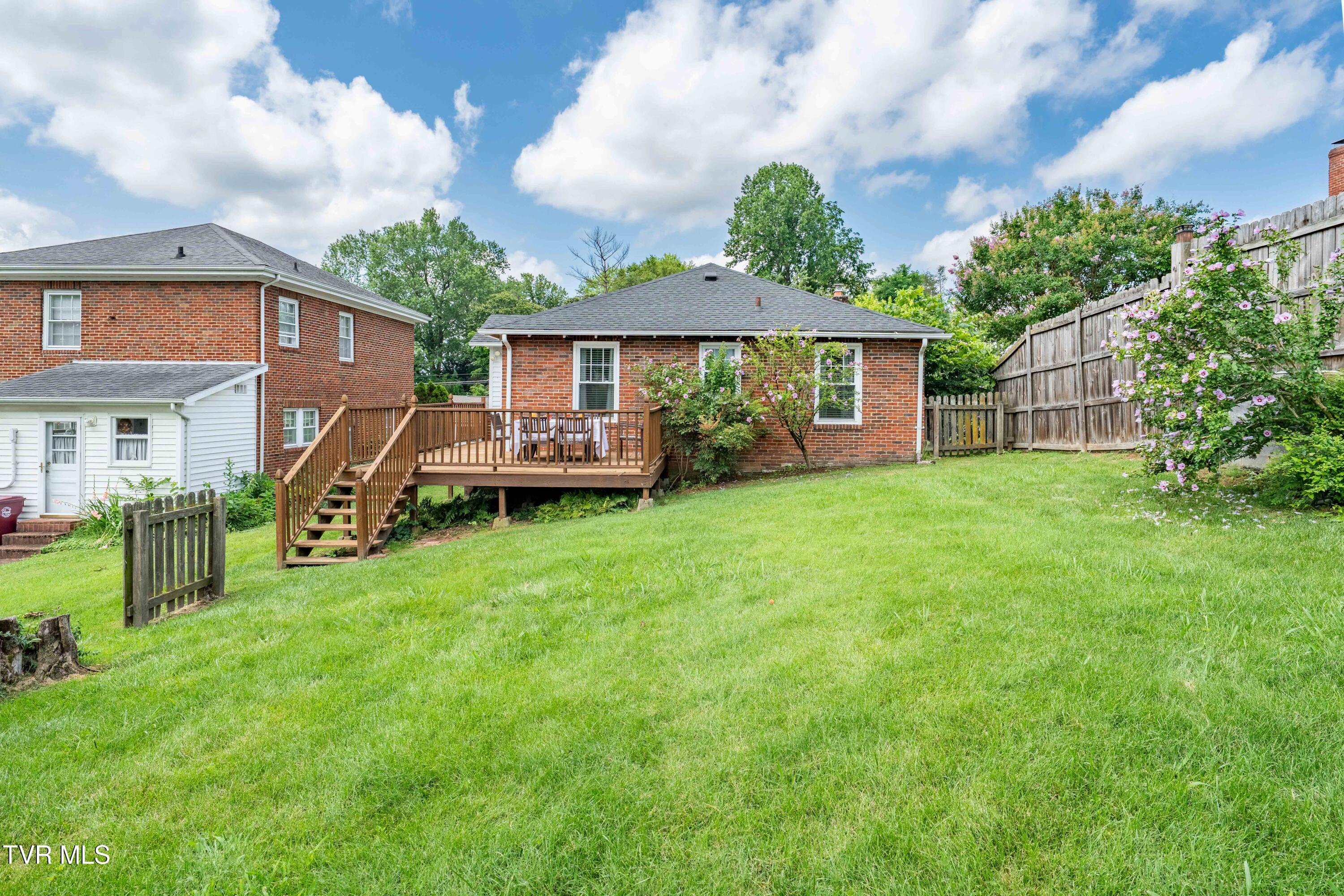922 West Hillcrest Drive