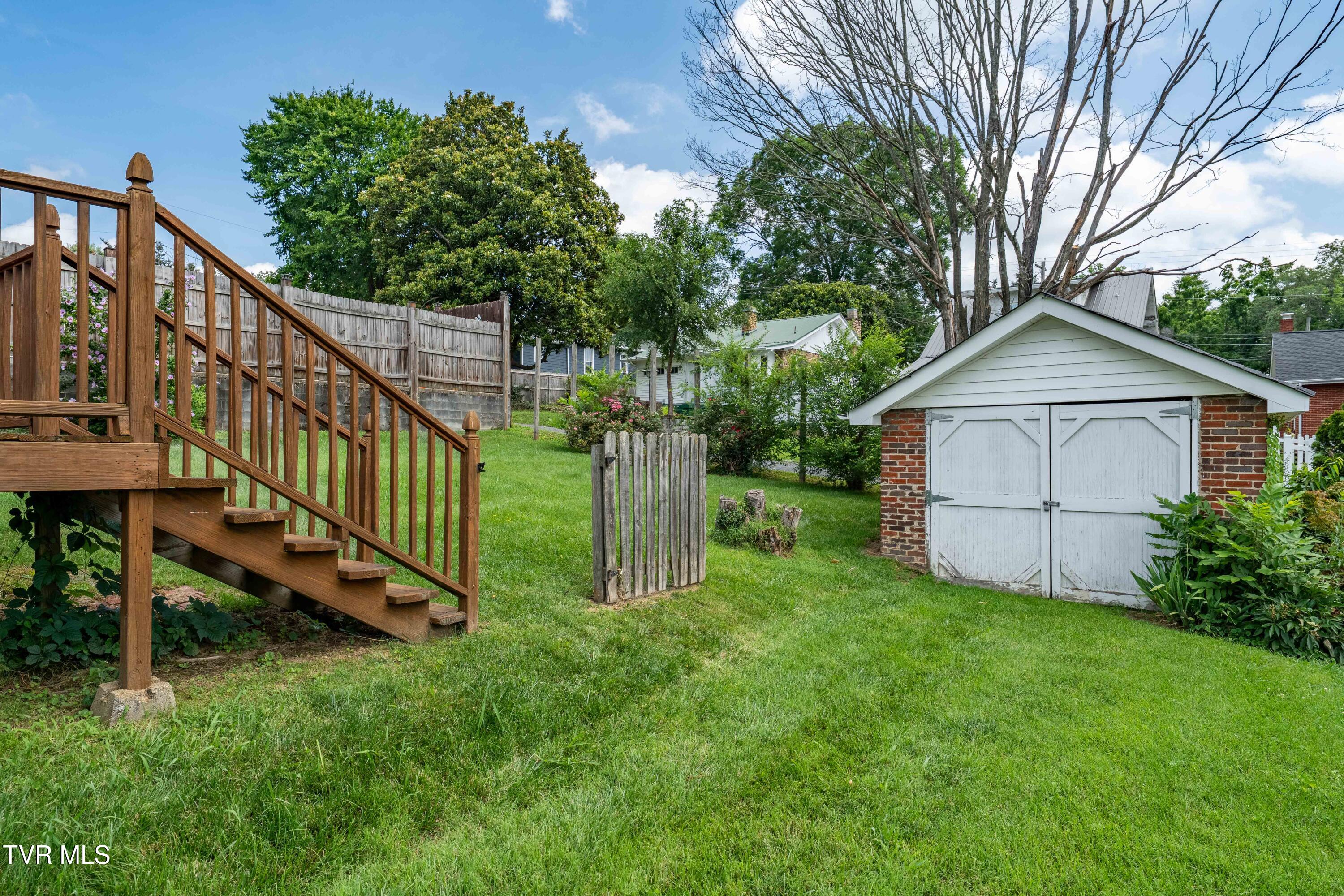 922 West Hillcrest Drive