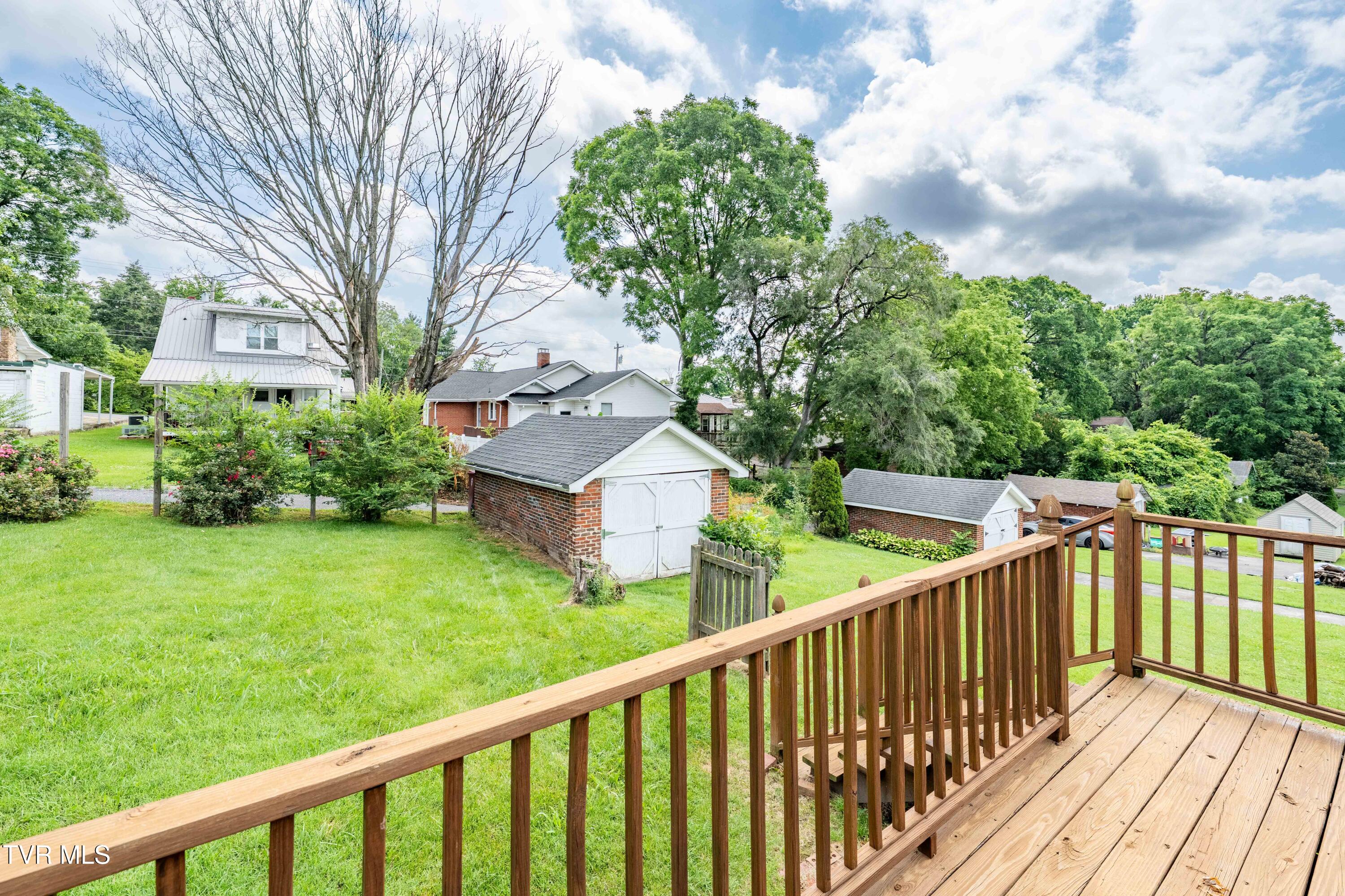 922 West Hillcrest Drive