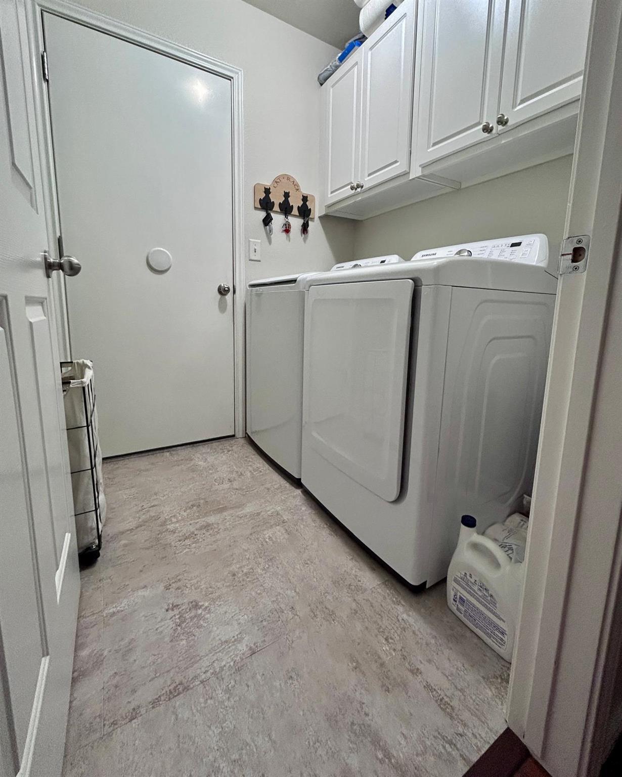 302 Ryan LN