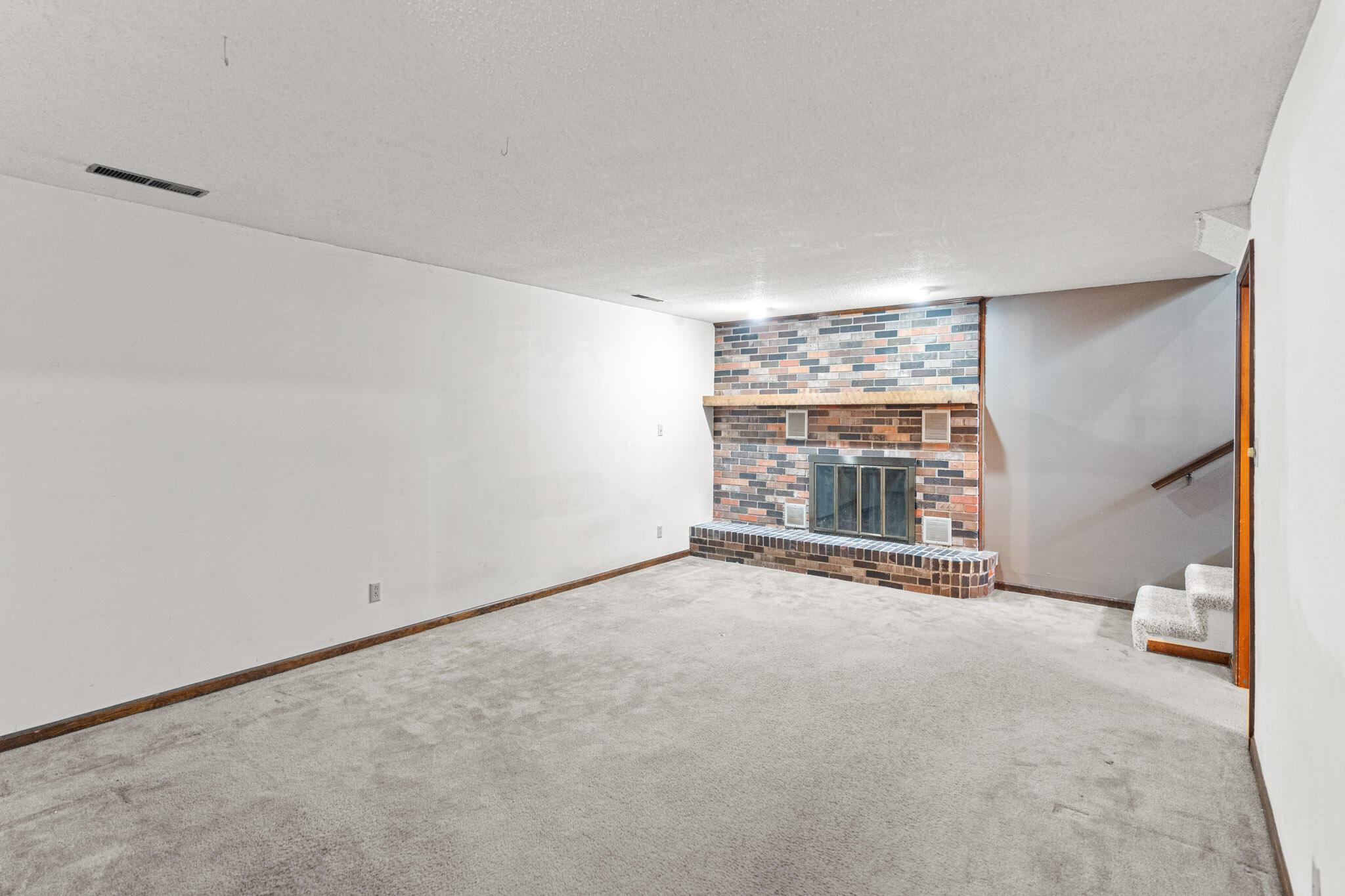 1409 E LEXINGTON CIR
