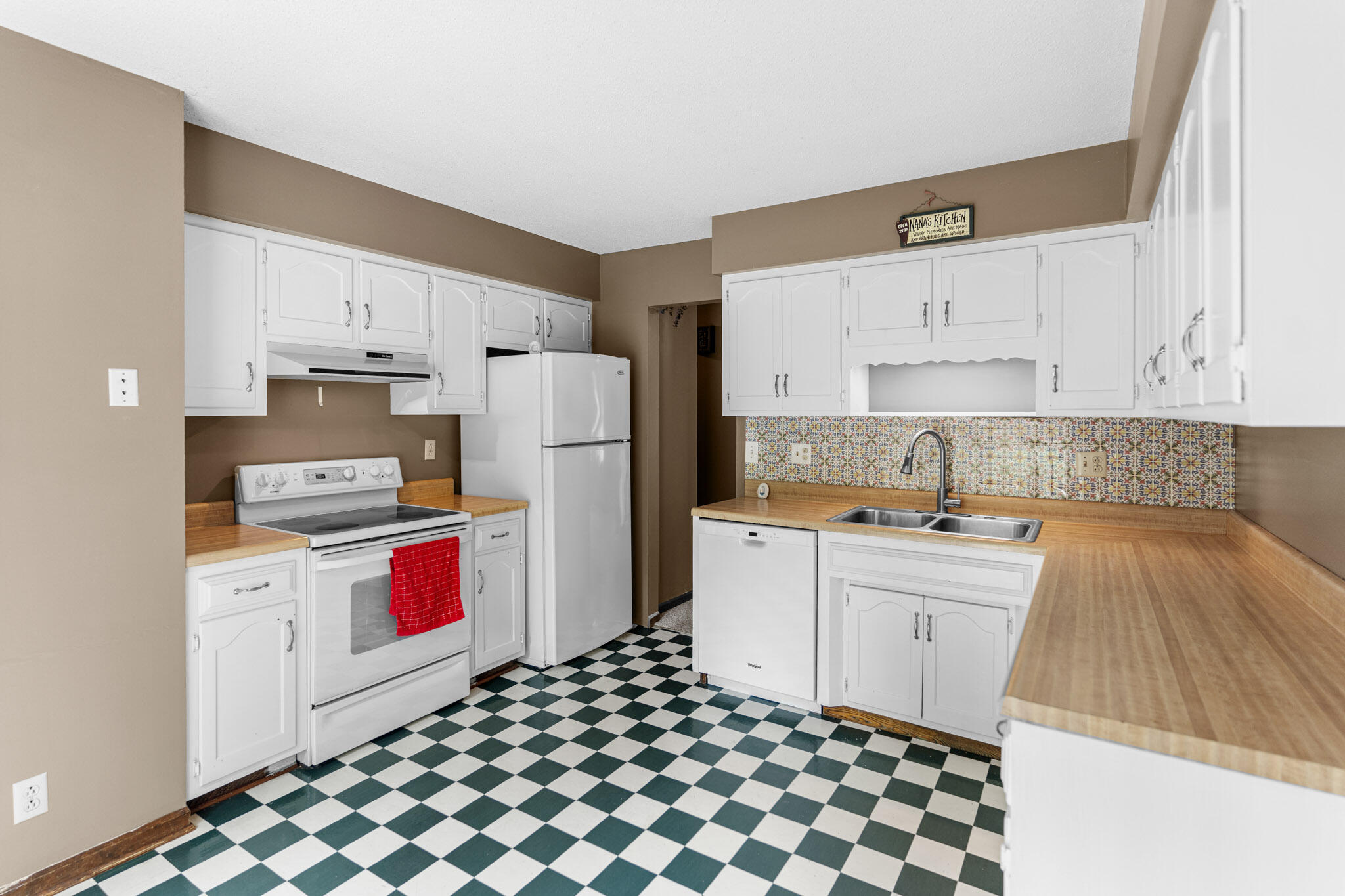 1409 E LEXINGTON CIR