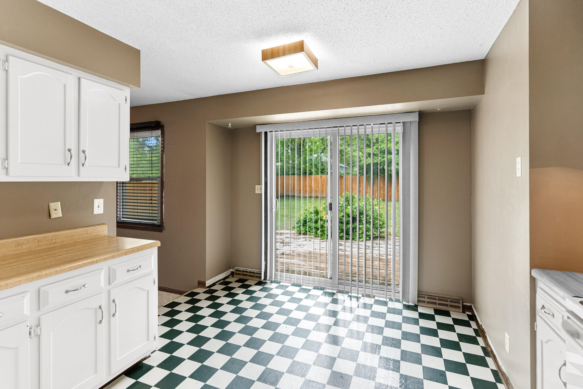 1409 E LEXINGTON CIR