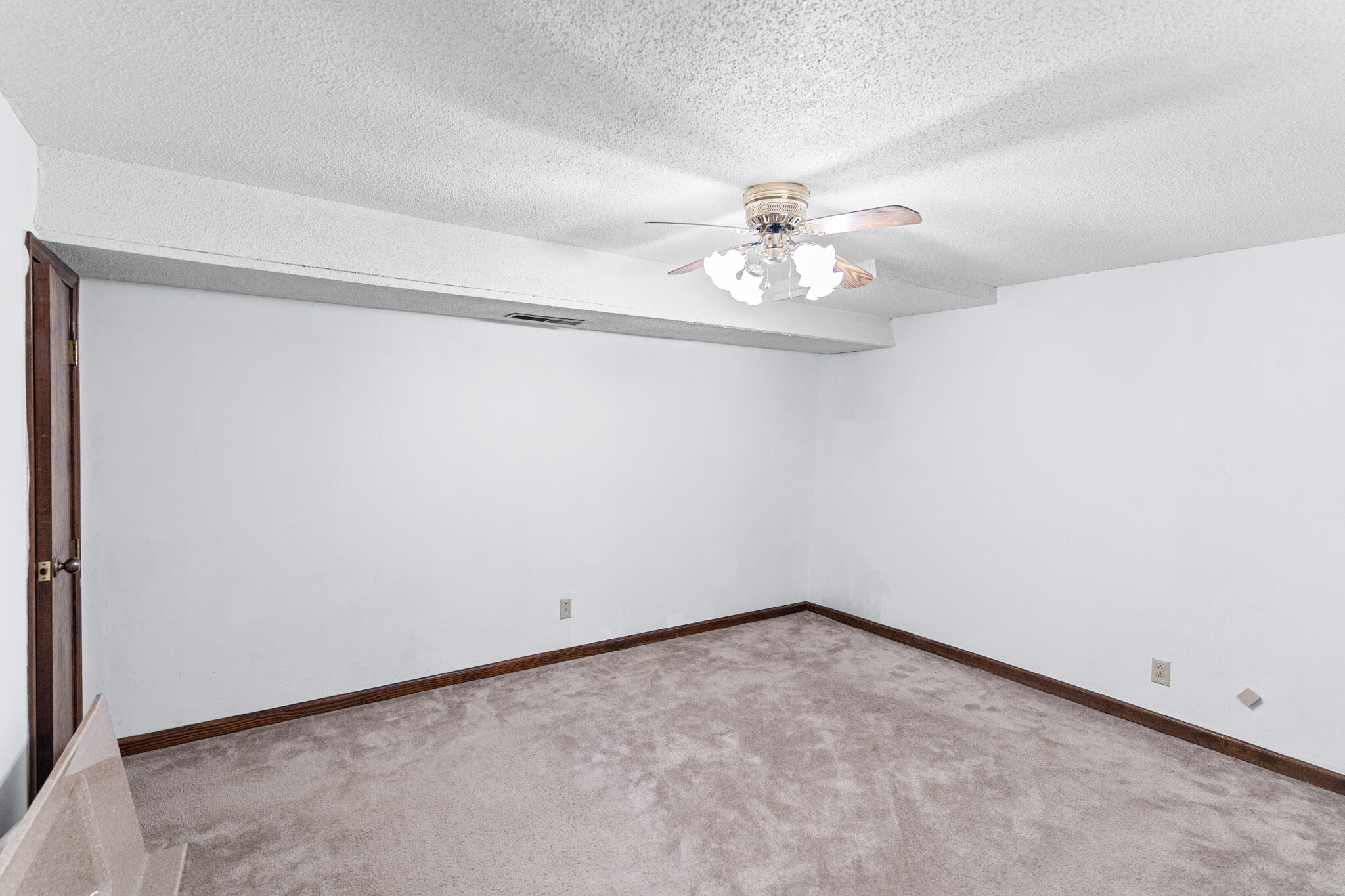 1409 E LEXINGTON CIR