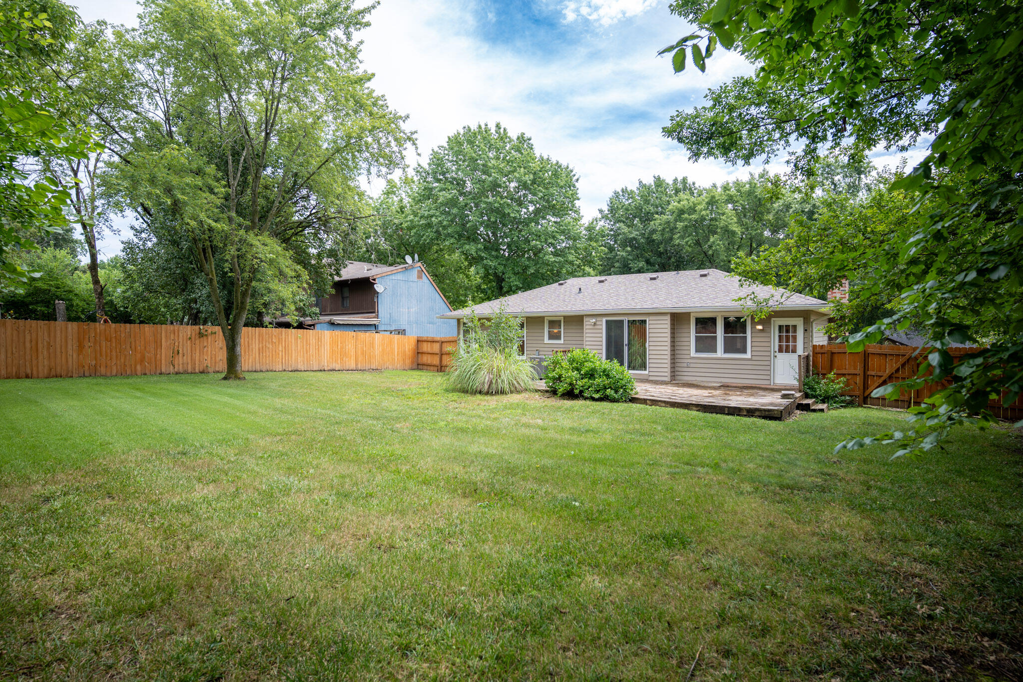 1409 E LEXINGTON CIR