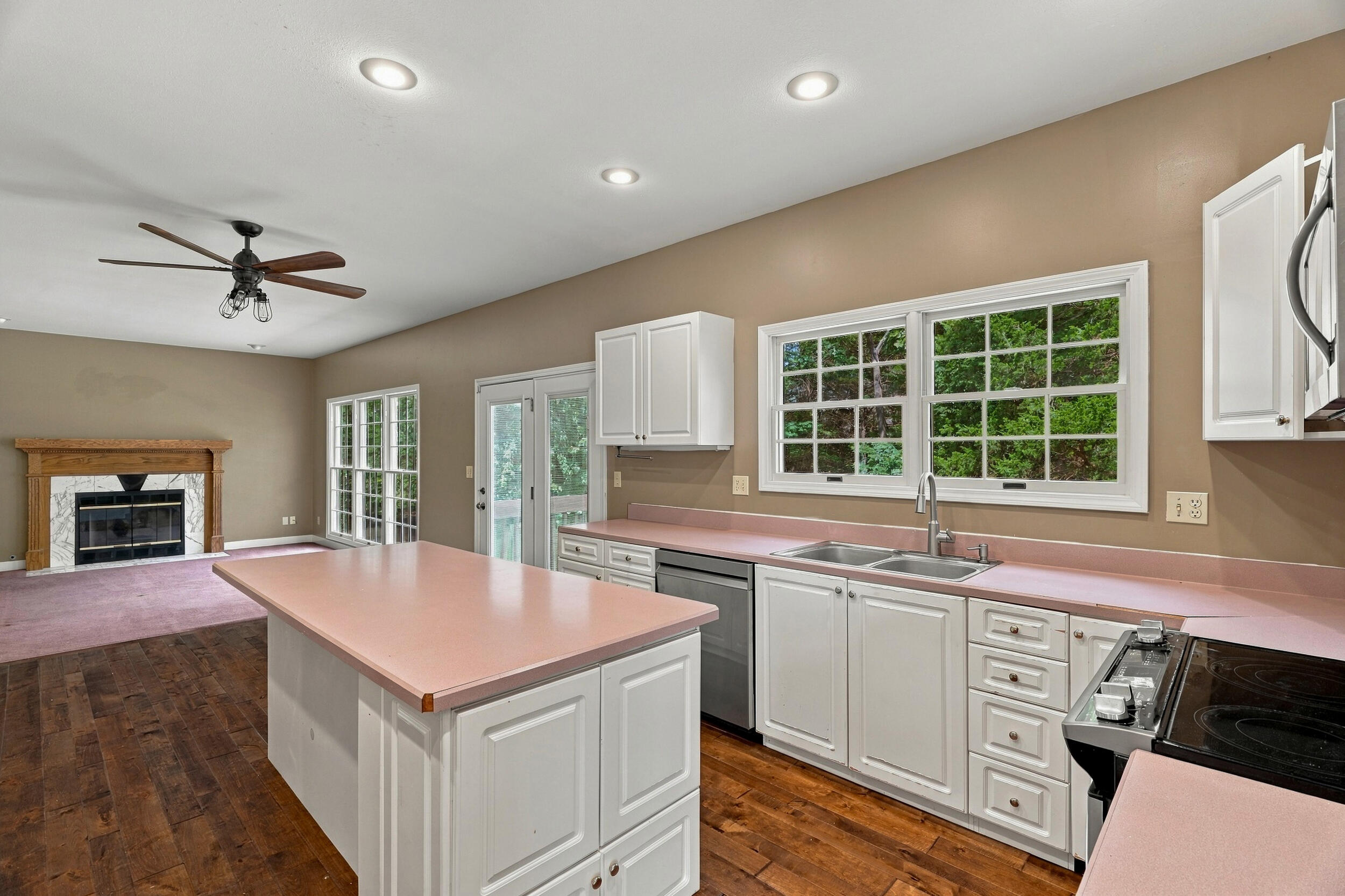 1213 DUNBAR DR