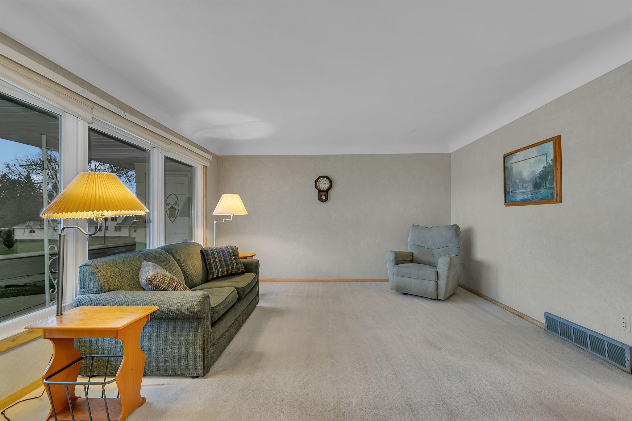 33 5th Avenue NW