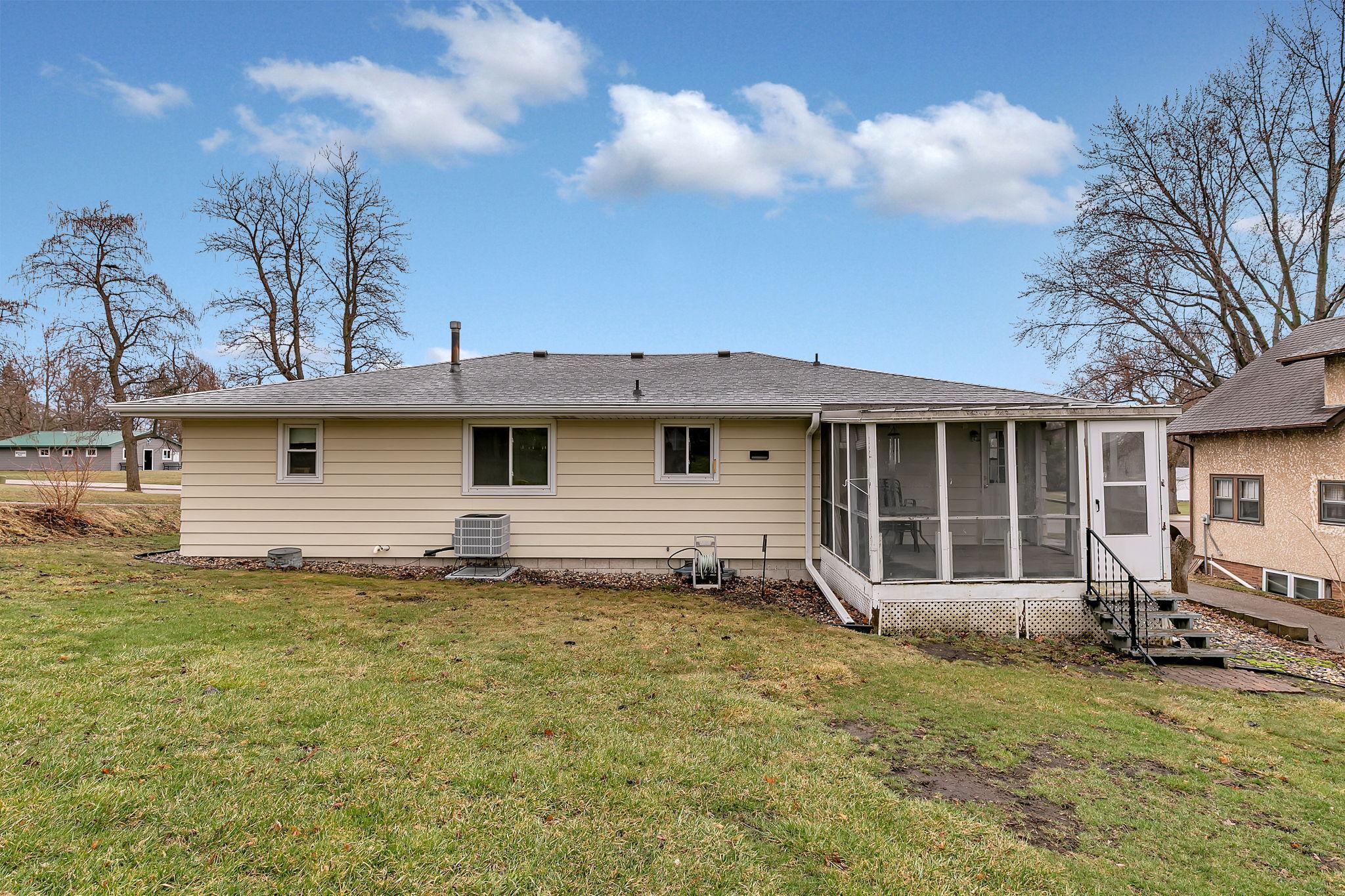 33 5th Avenue NW