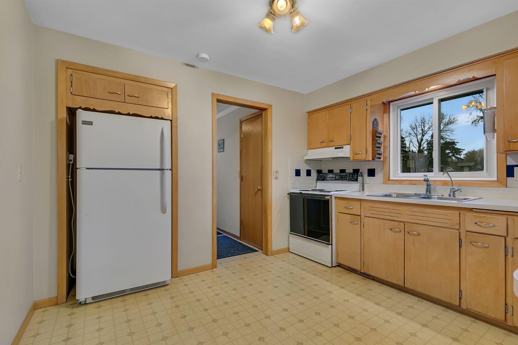 33 5th Avenue NW