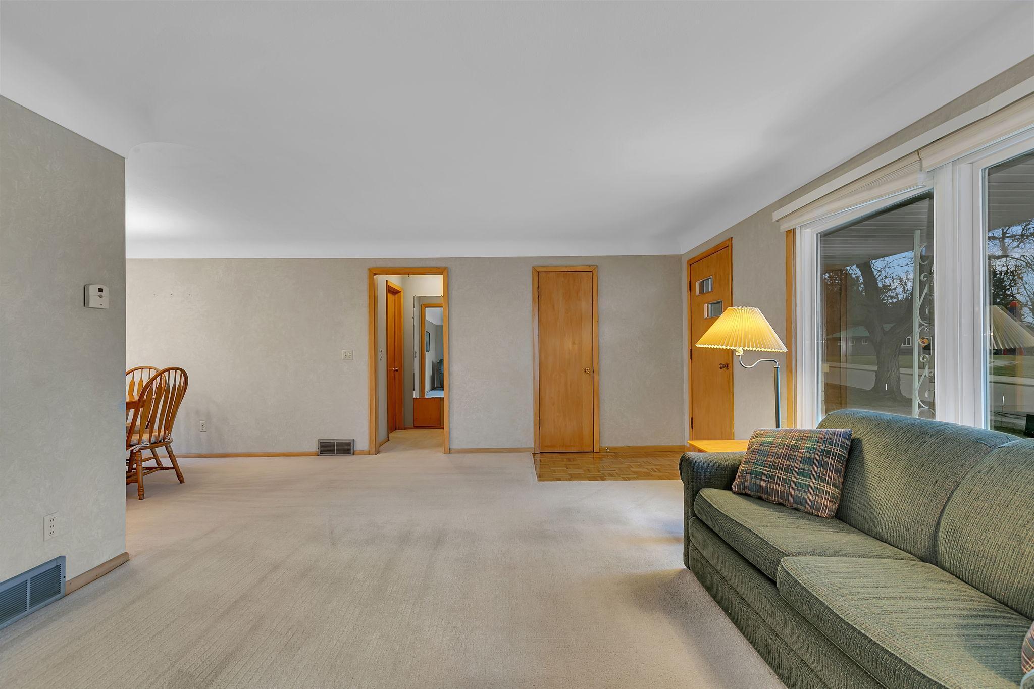 33 5th Avenue NW