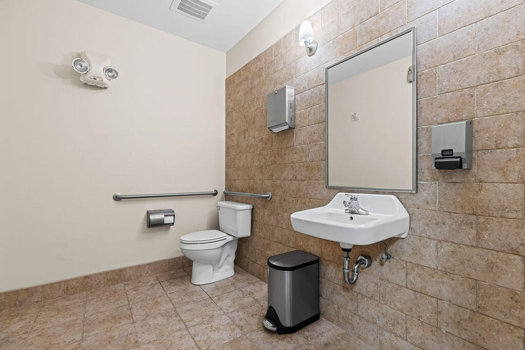 2050 W County Highway 30a M1-211
