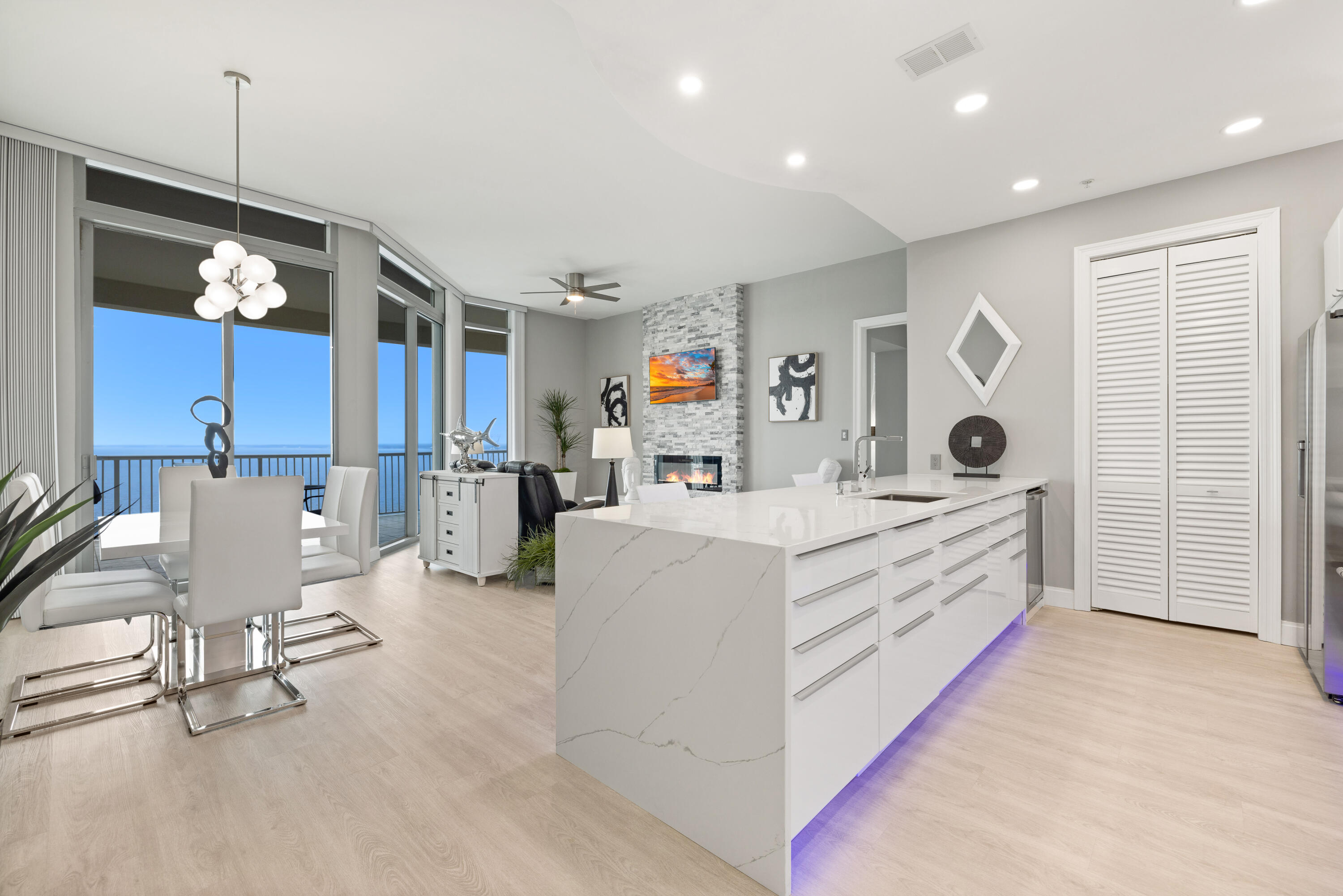 6422 W Highway 98, 1405