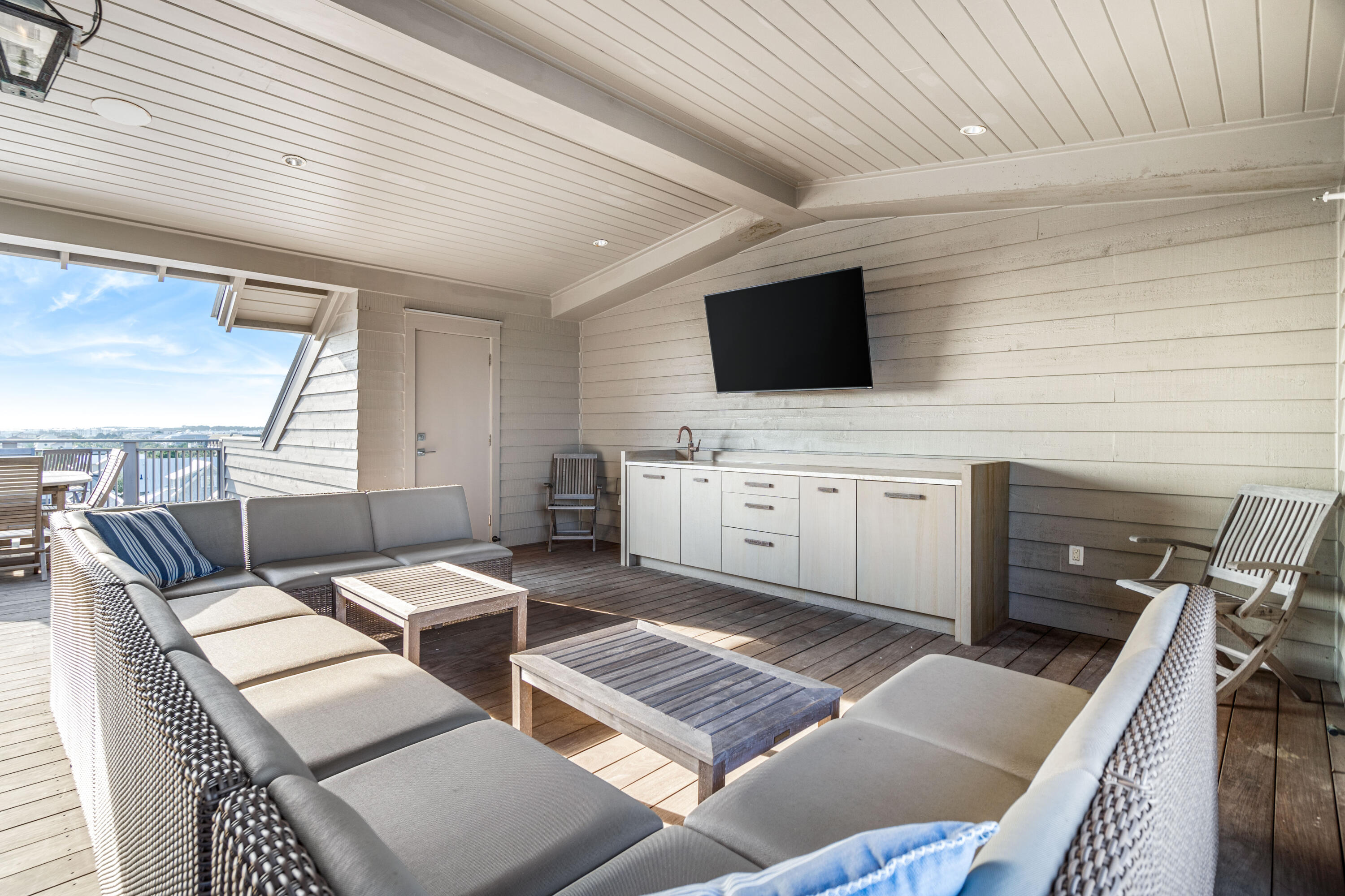 16 S Barrett Square, 3