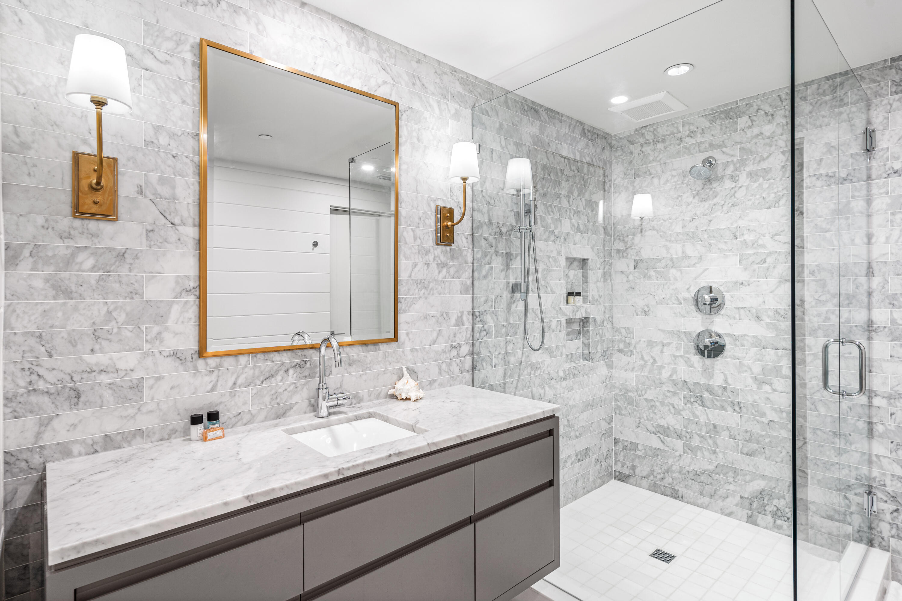 16 S Barrett Square, 3