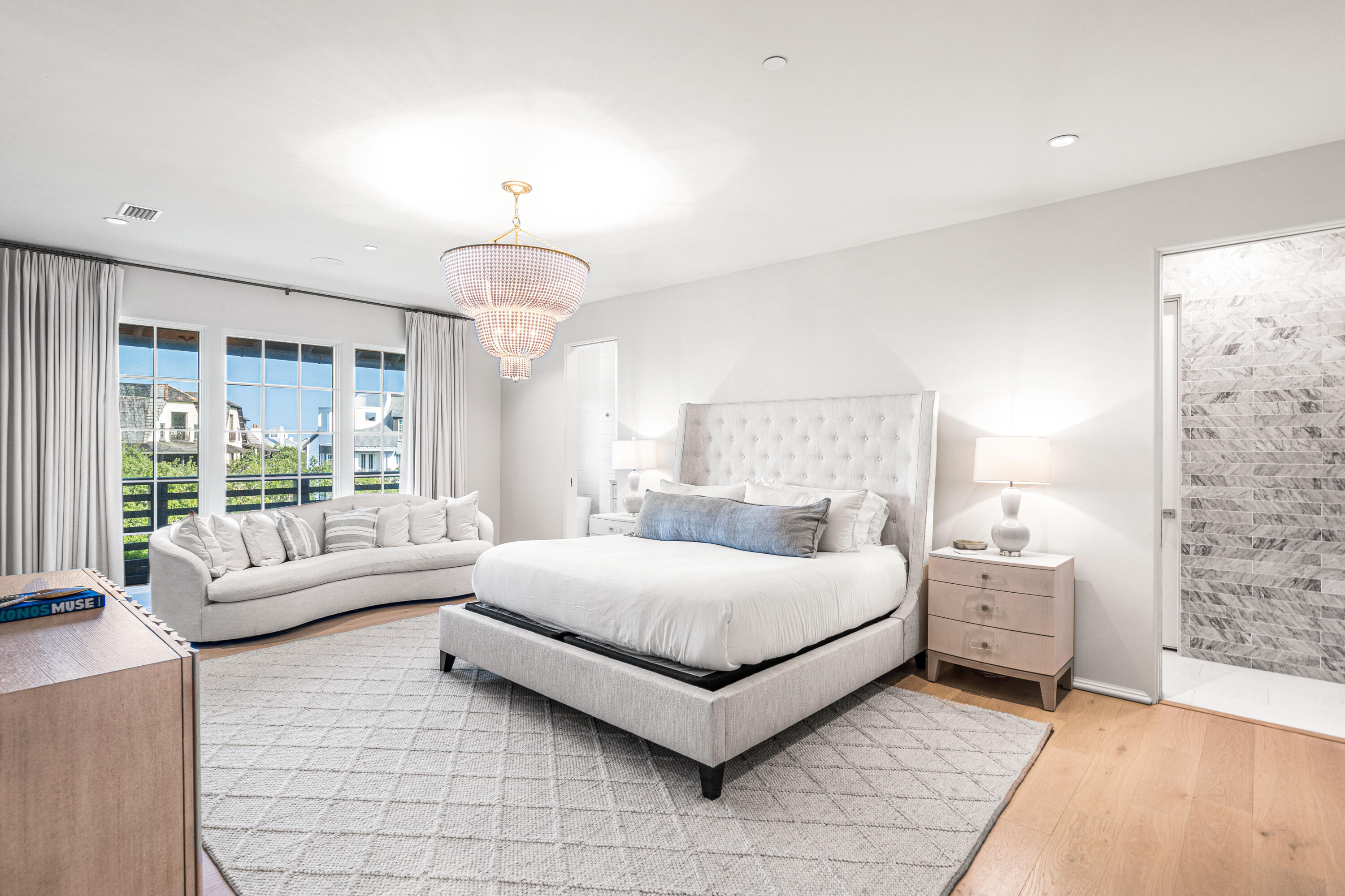 16 S Barrett Square, 3