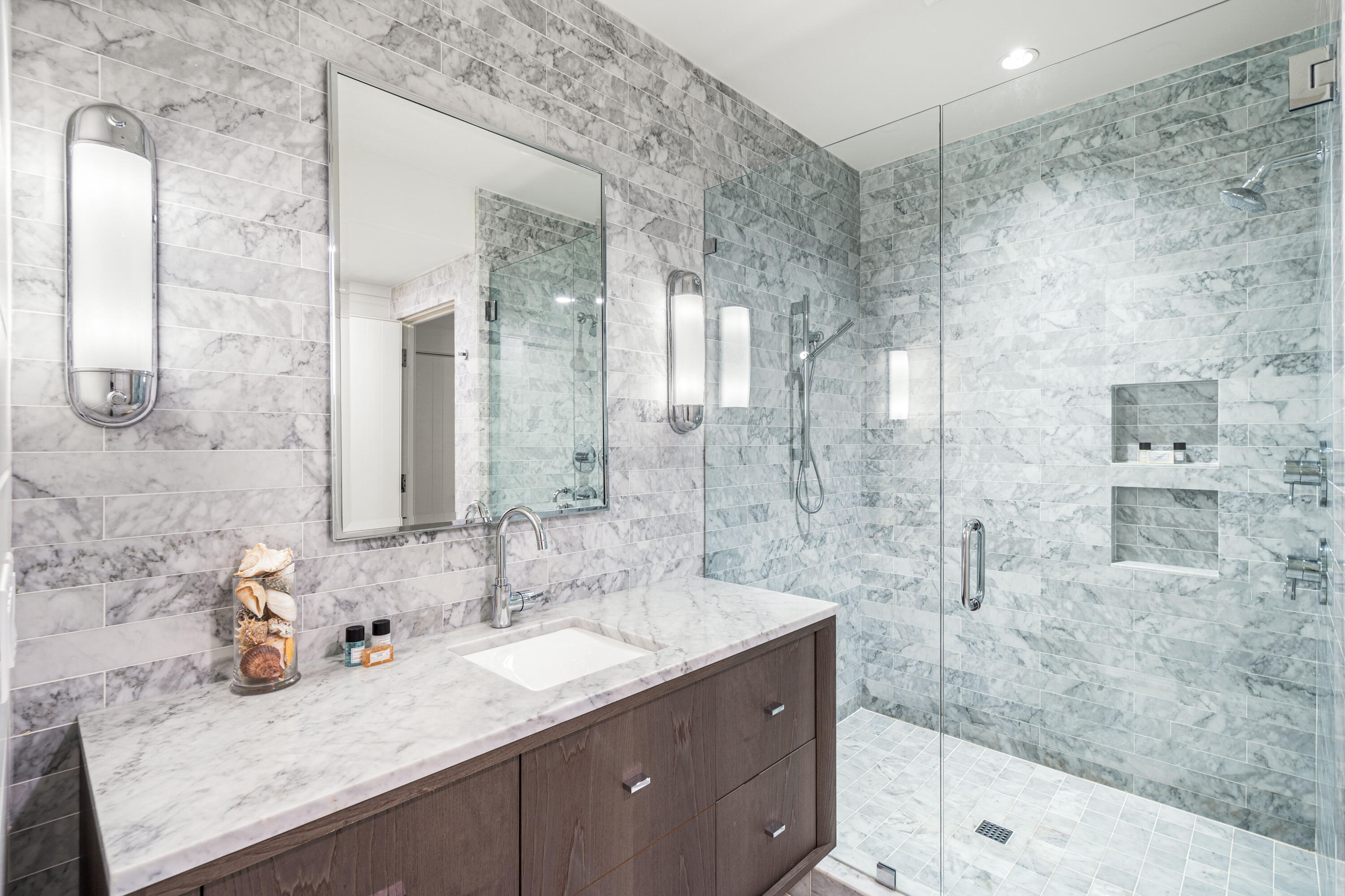 16 S Barrett Square, 3