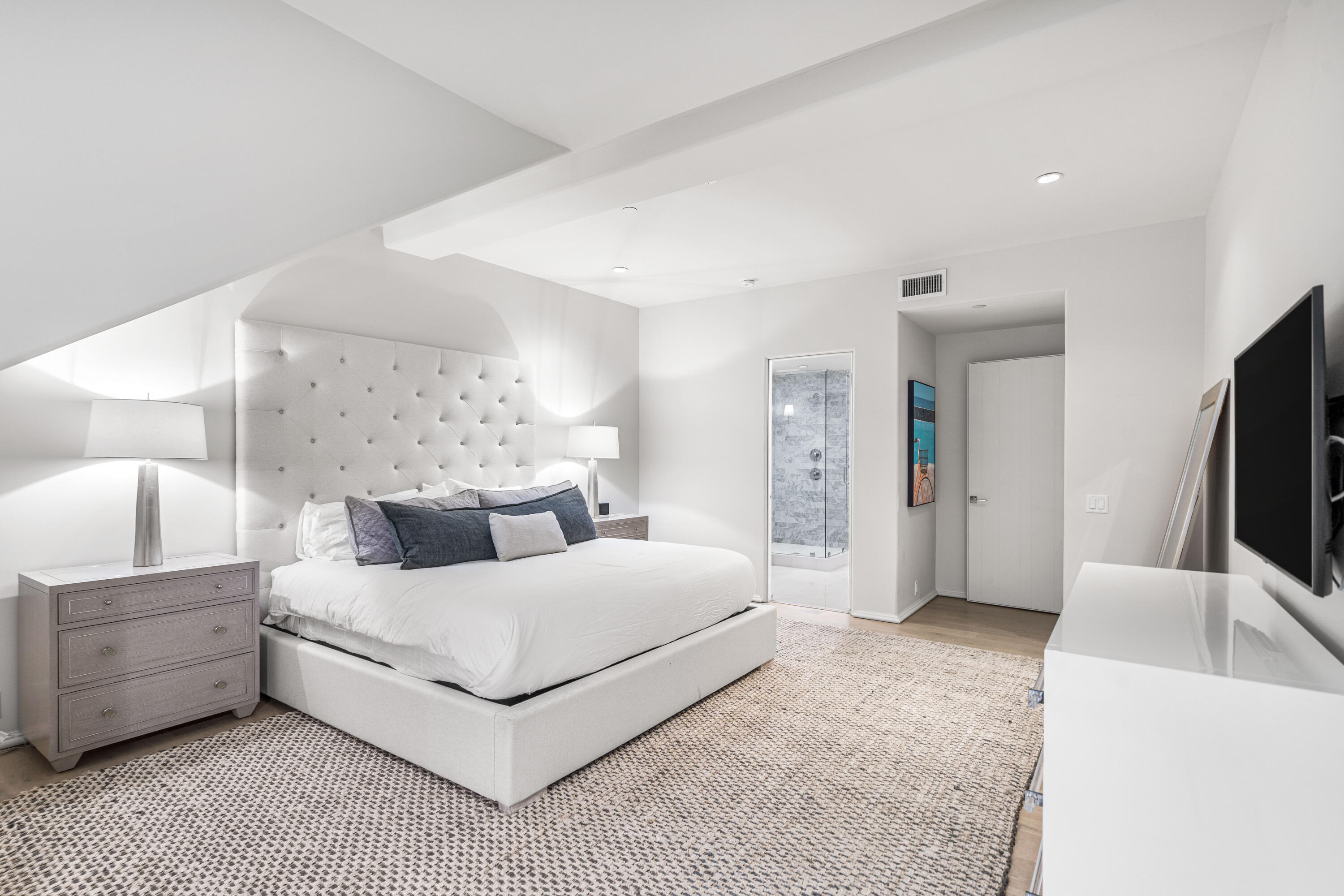 16 S Barrett Square, 3