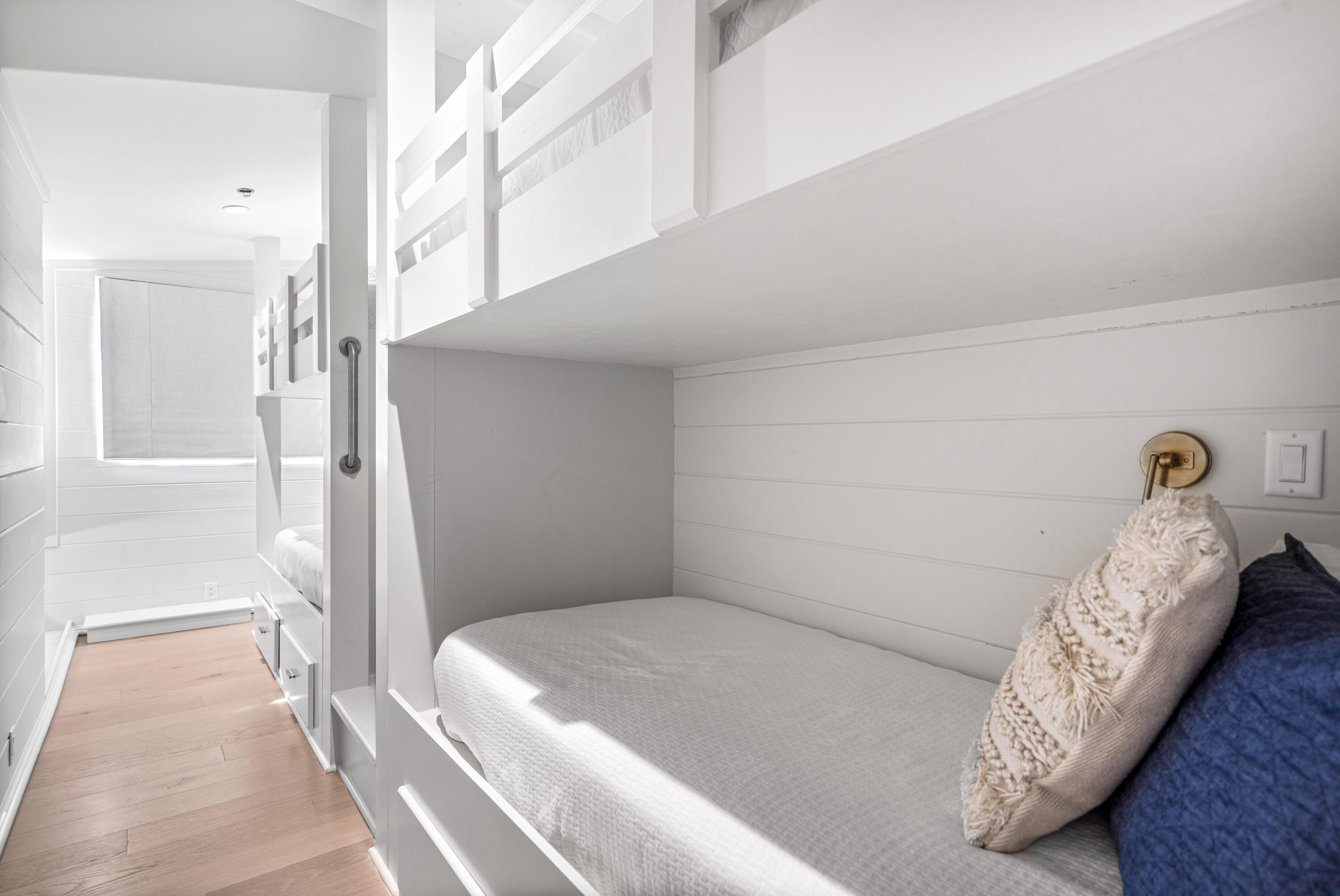 16 S Barrett Square, 3