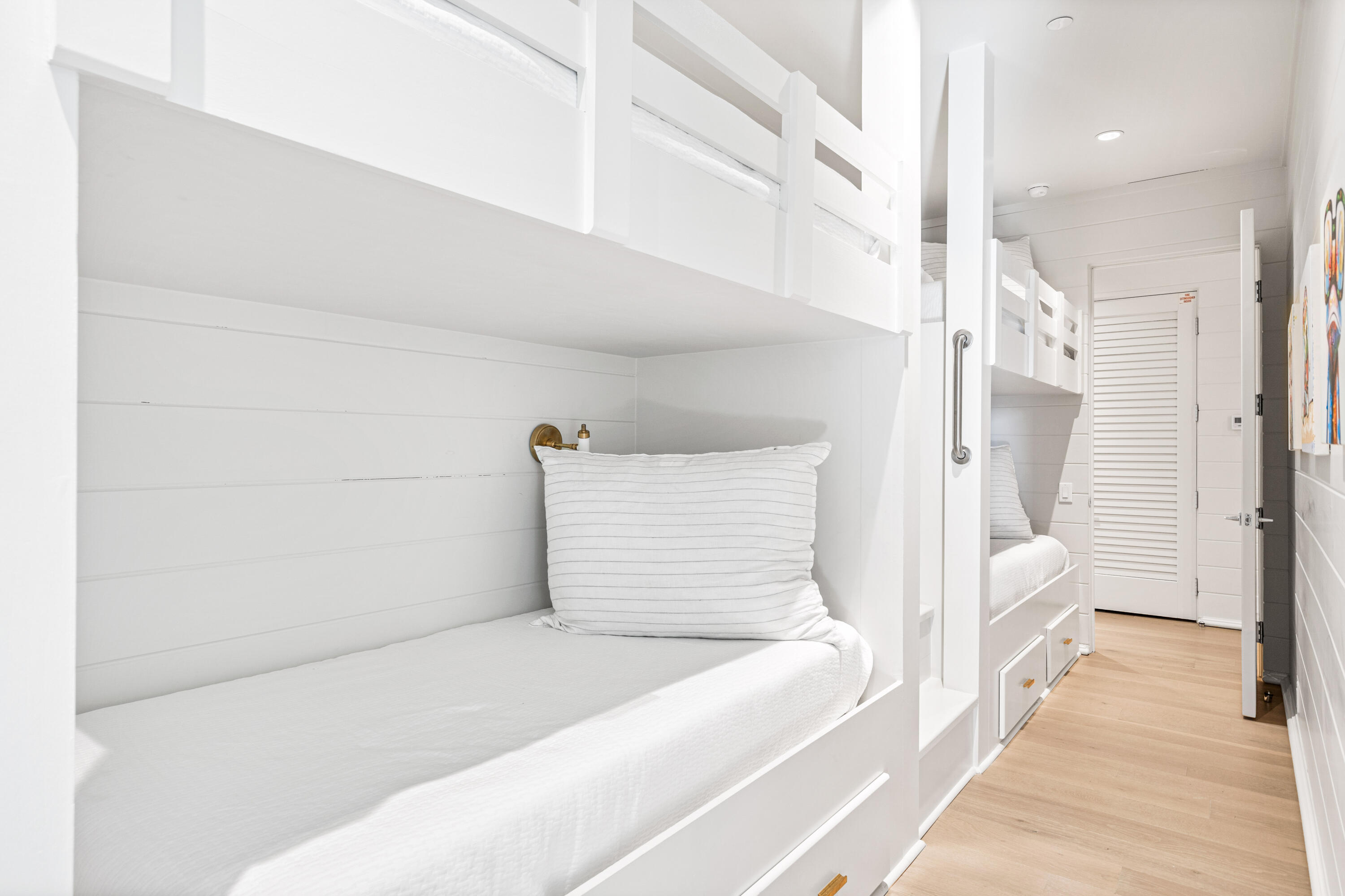 16 S Barrett Square, 3