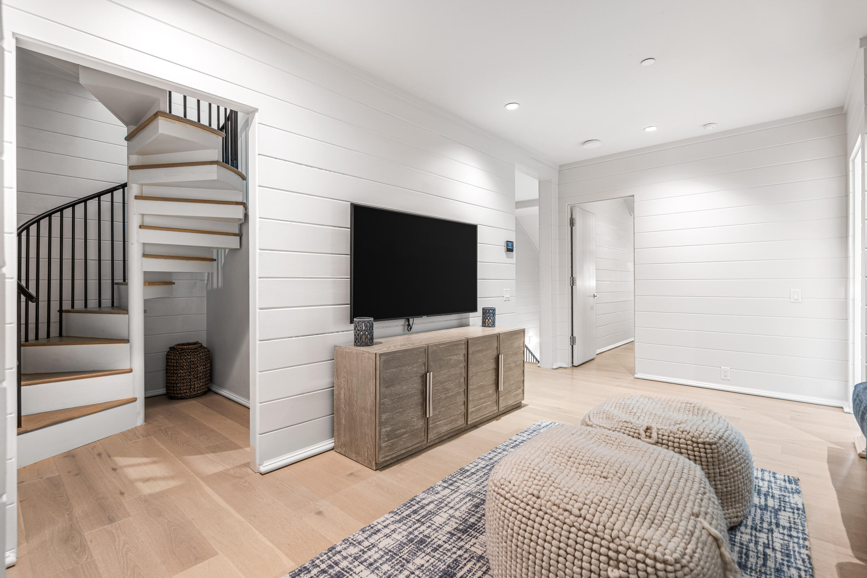 16 S Barrett Square, 3