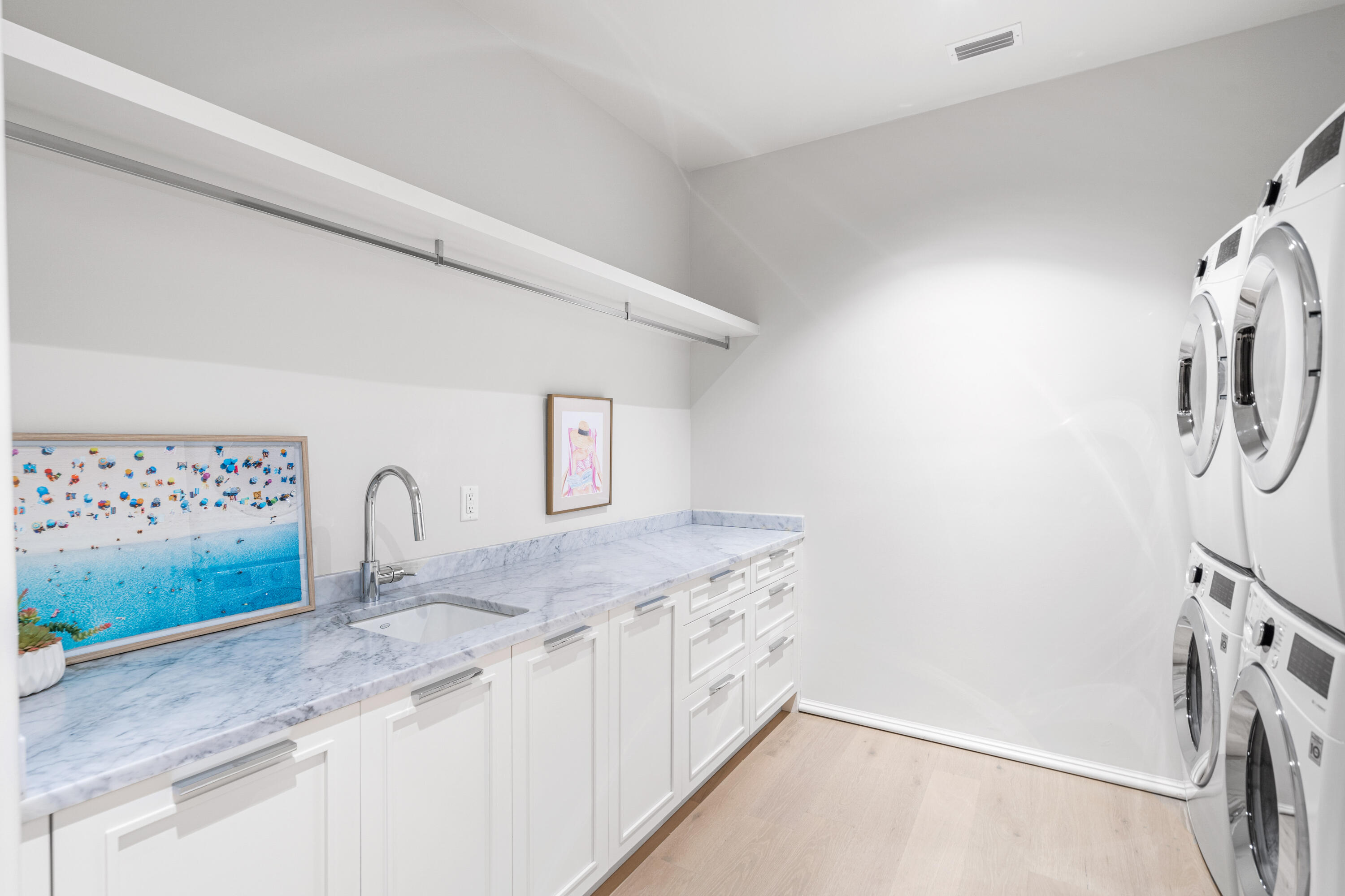 16 S Barrett Square, 3