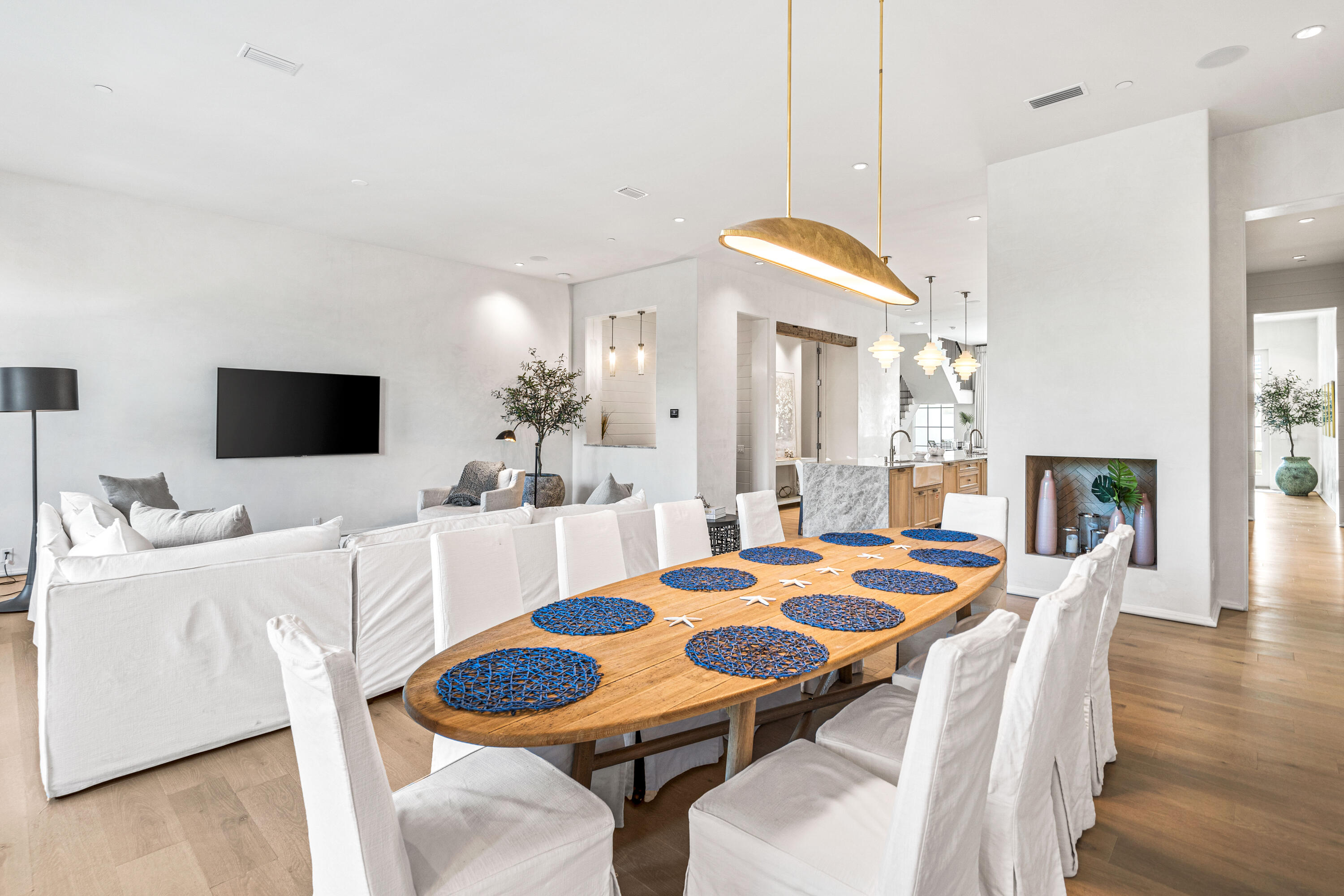 16 S Barrett Square, 3