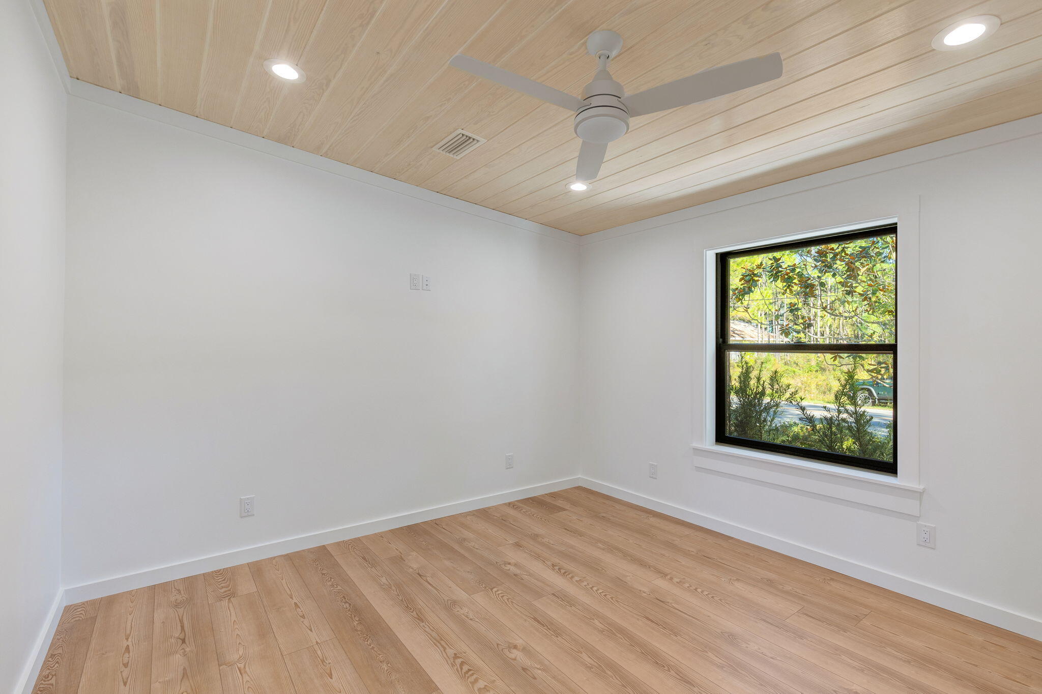 1213 N County Hwy 393