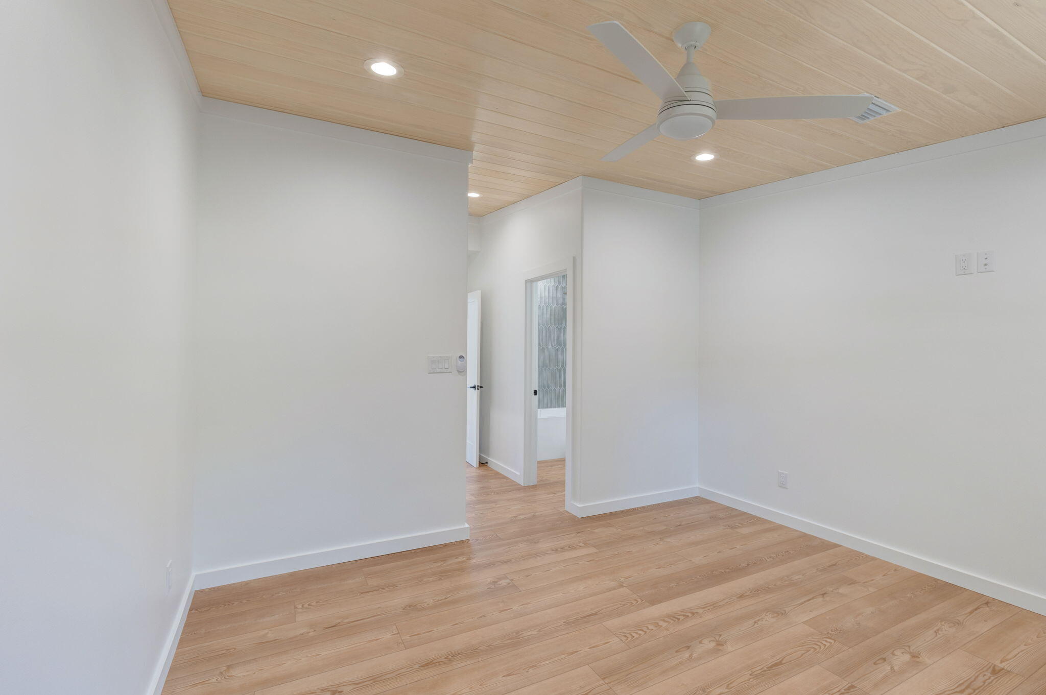 1213 N County Hwy 393