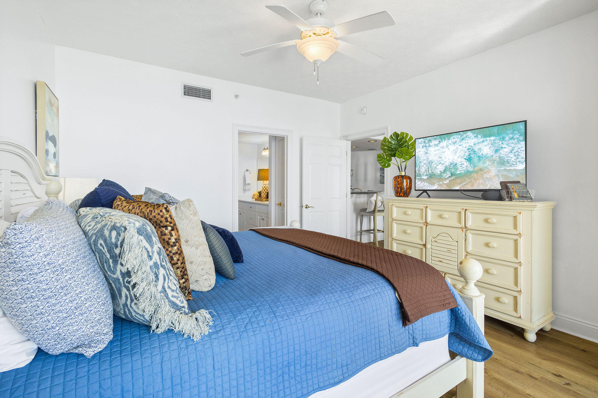 5004 Thomas Drive, UNIT 1707