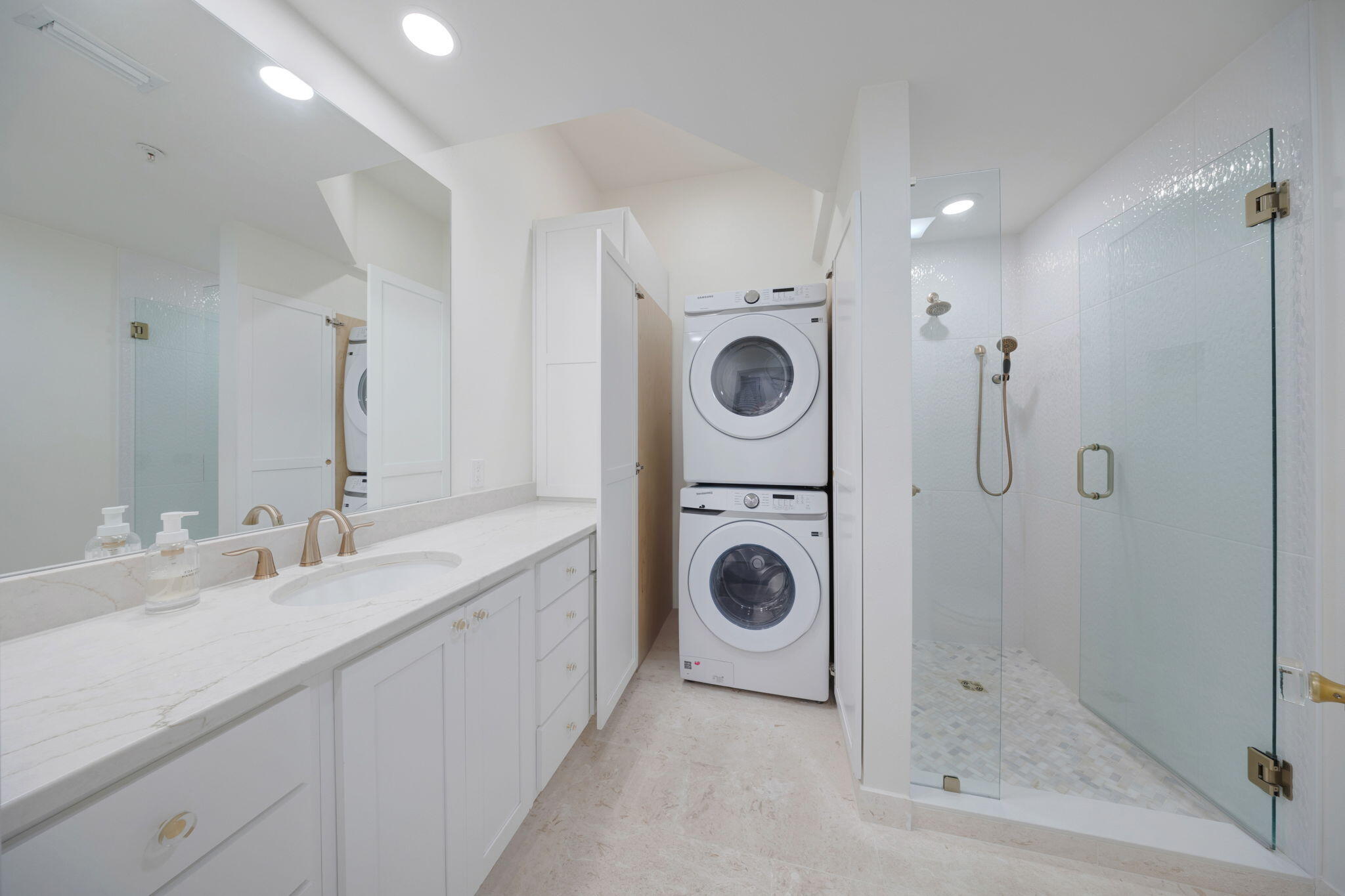 95 Laura Hamilton Boulevard, 206