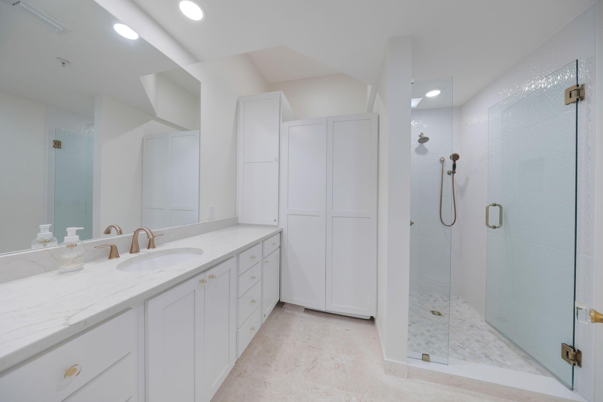 95 Laura Hamilton Boulevard, 206