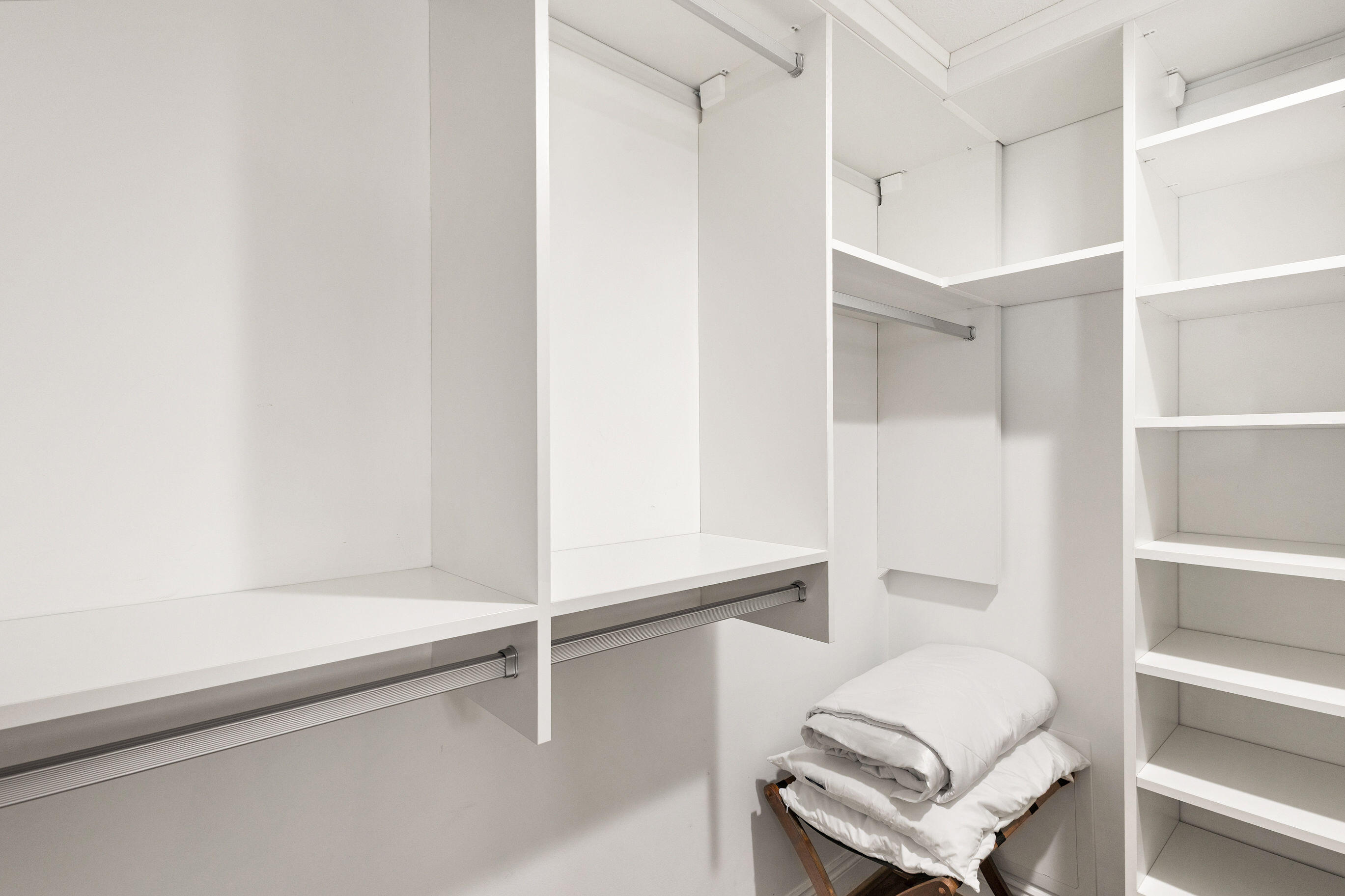 5004 Thomas Drive, UNIT 1709