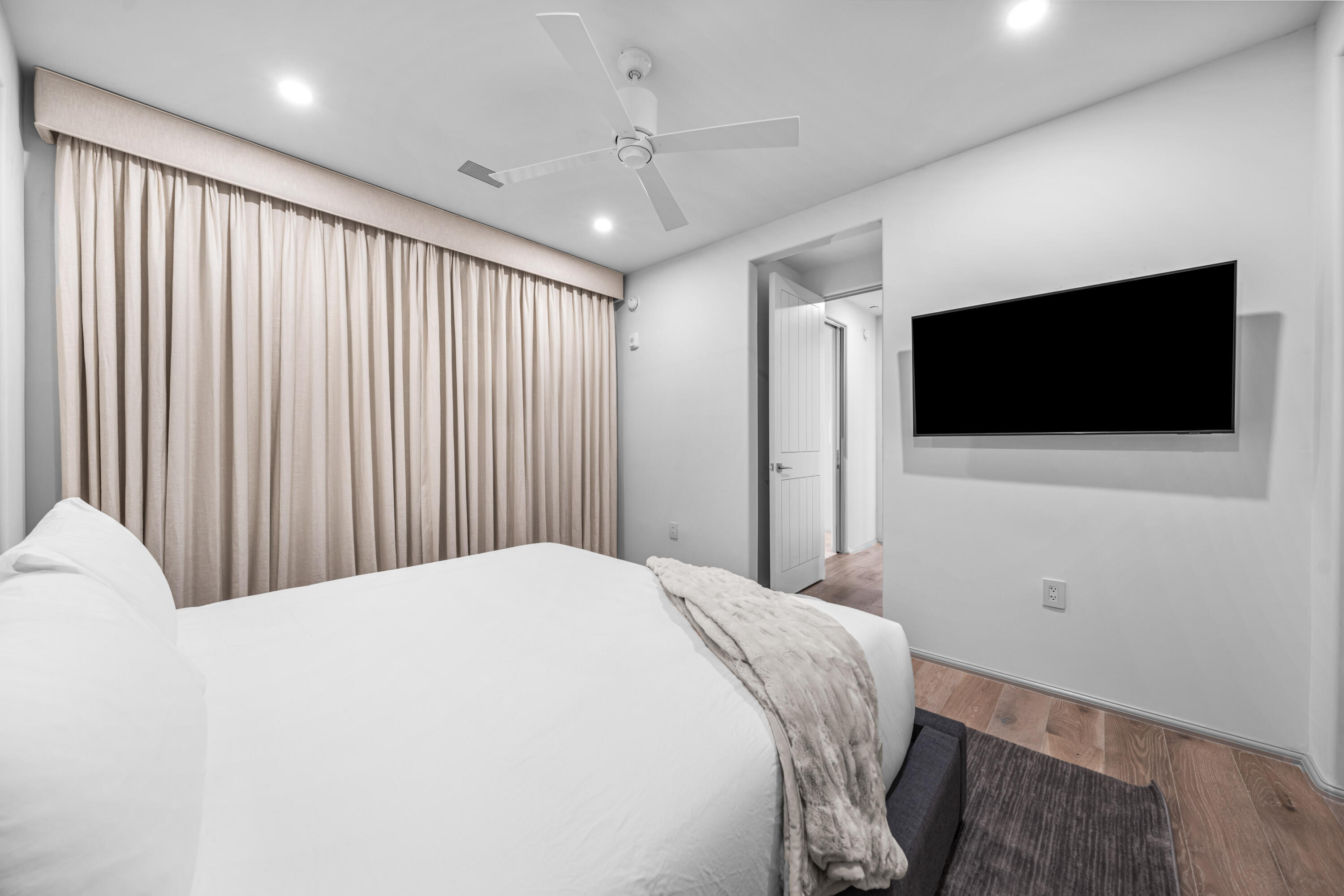 45 W Solaire Way, 307