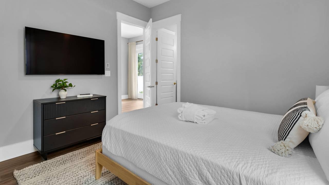 28 W Queen Palm Drive