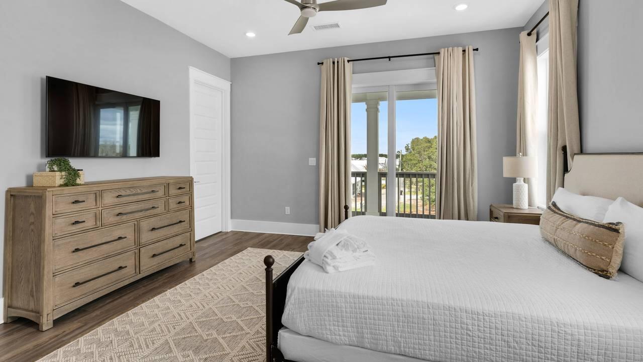 28 W Queen Palm Drive