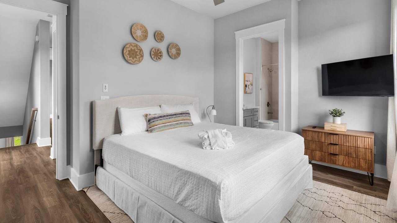 28 W Queen Palm Drive