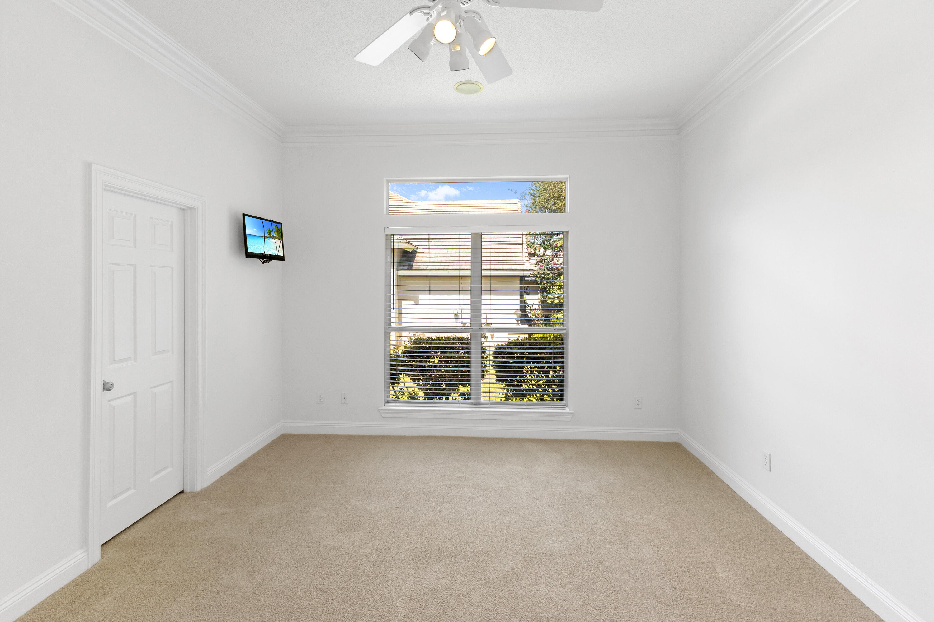 121 W Country Club Drive