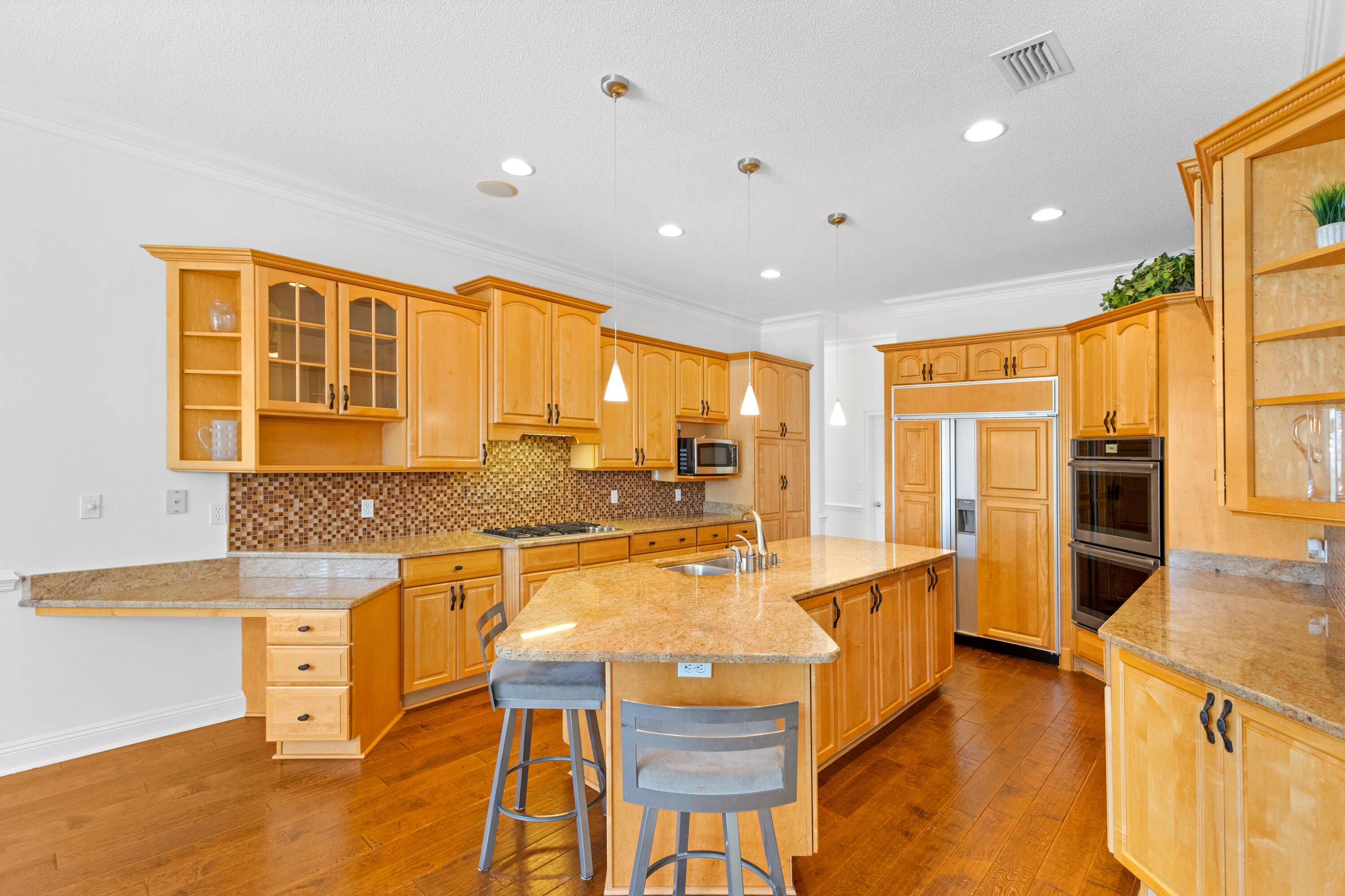 121 W Country Club Drive